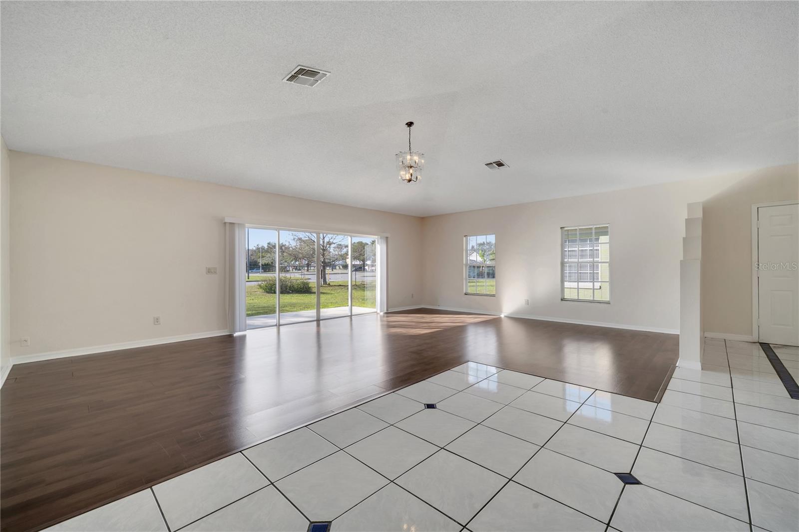 Image 4 of 48 For 1074 Universal Rest Place