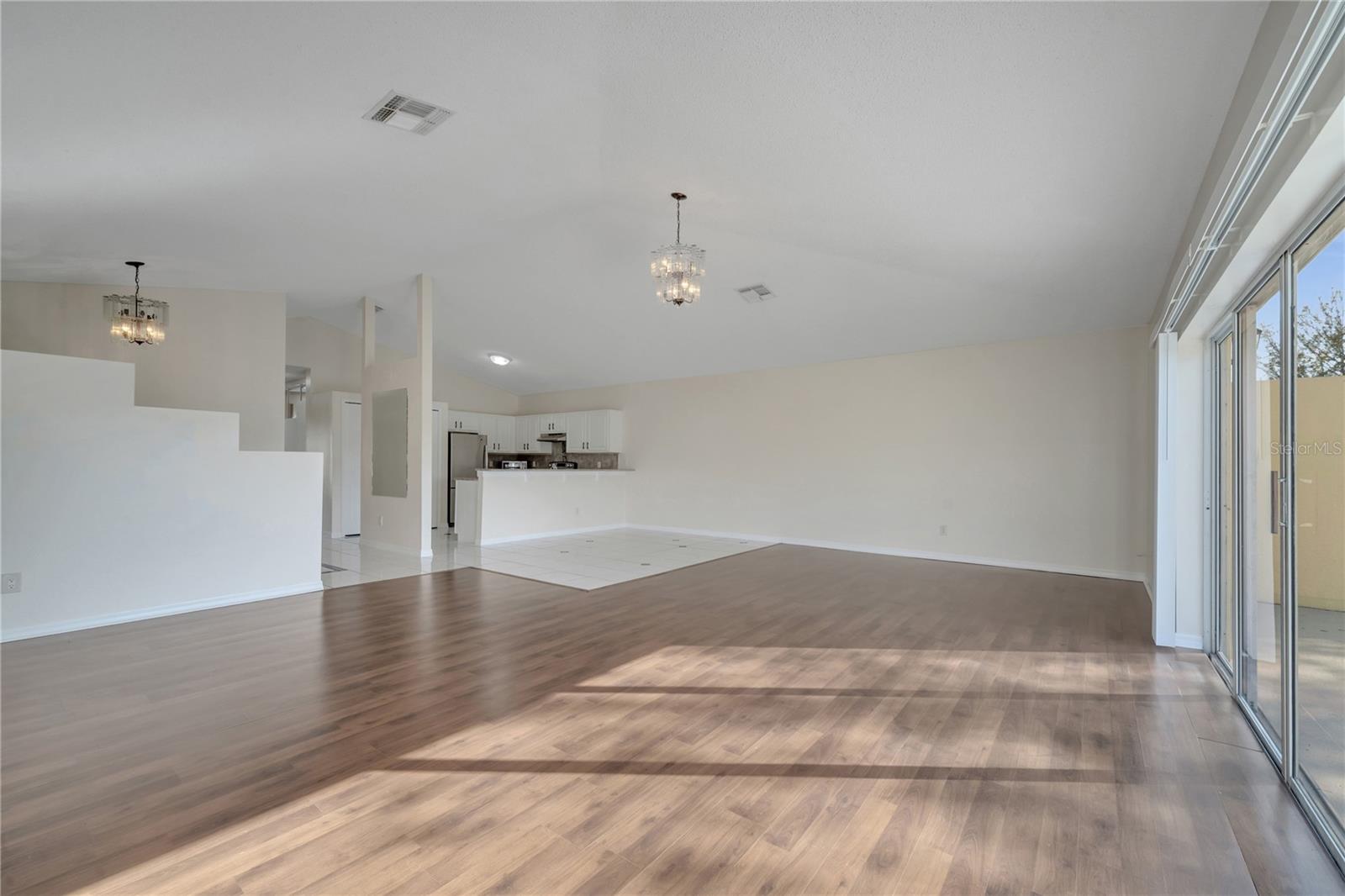 Image 6 of 48 For 1074 Universal Rest Place