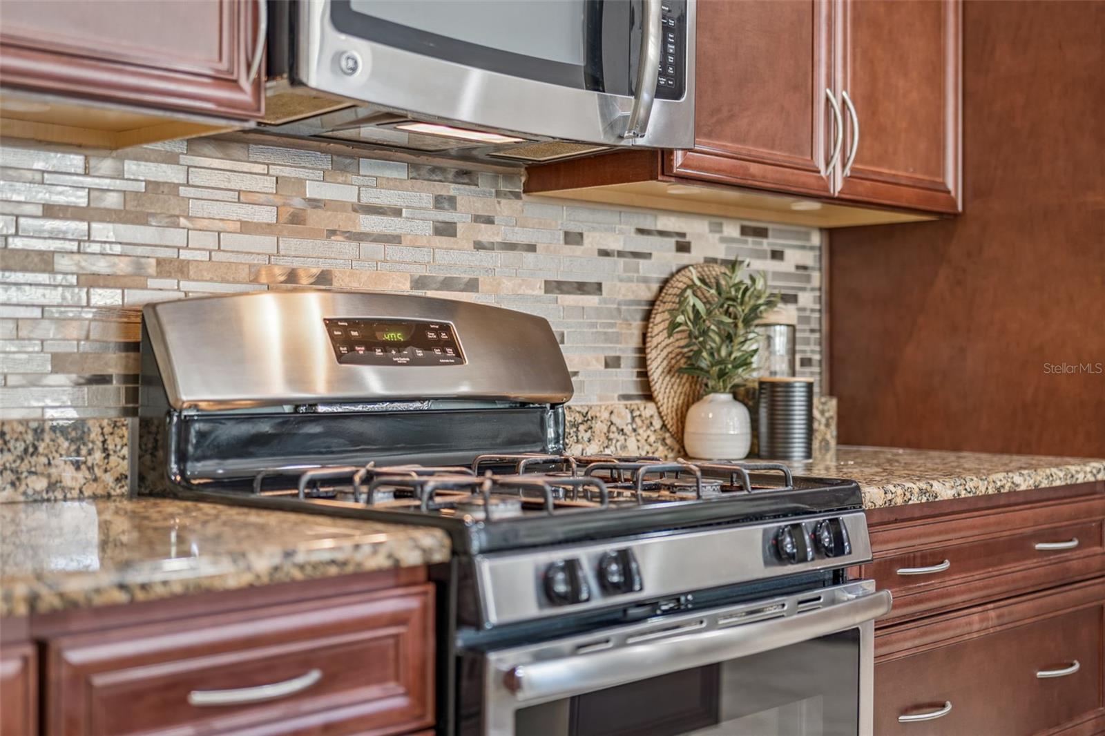 Image 7 of 51 For 1653 Victoria Gardens Drive