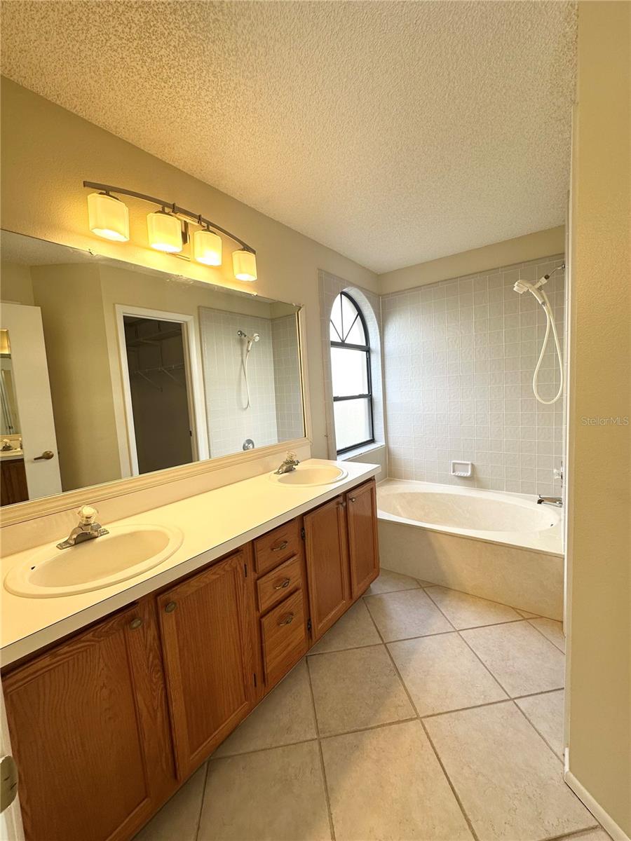 Image 17 of 28 For 1571 Margarete Crescent Drive