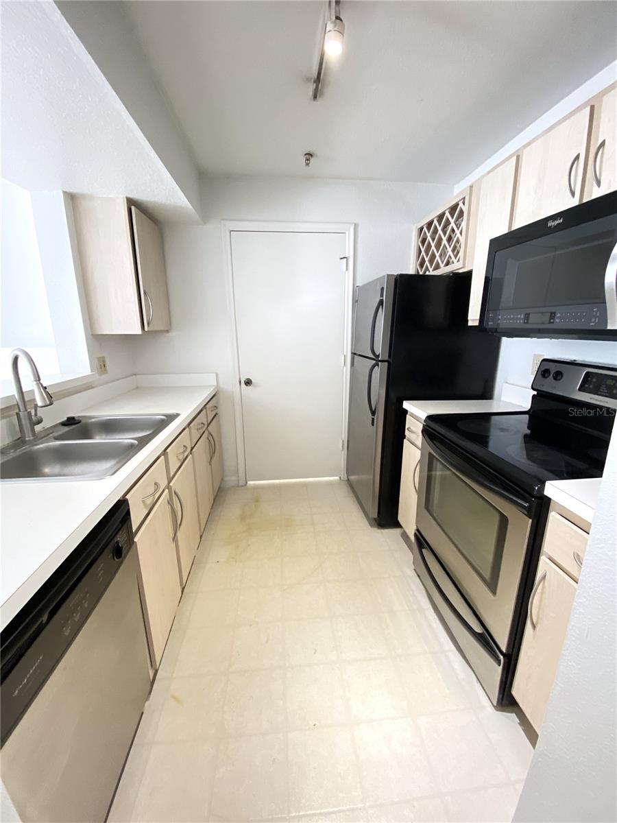 Image 6 of 38 For 7340 Westpointe Boulevard 329