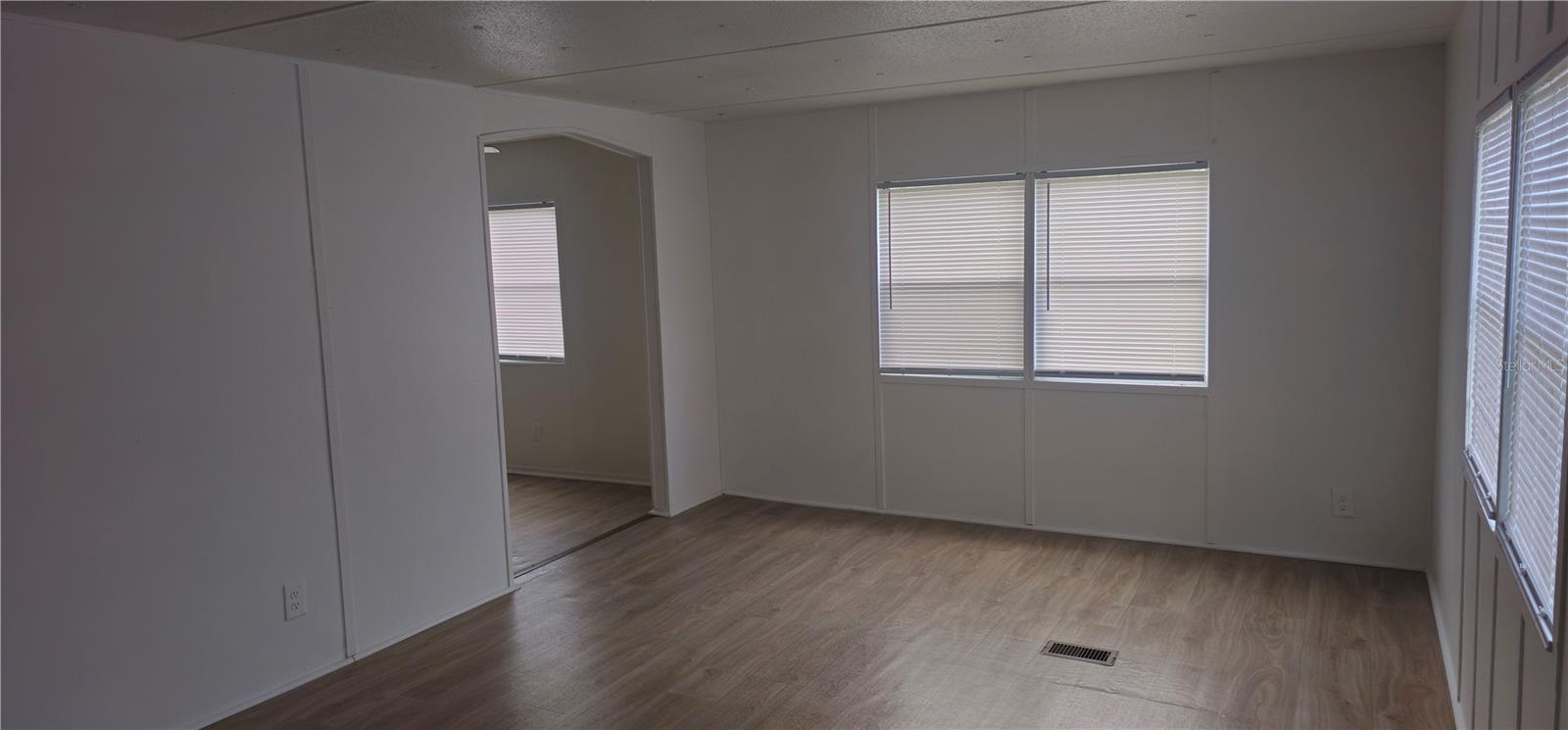 Image 6 of 31 For 221 Sunshine Boulevard