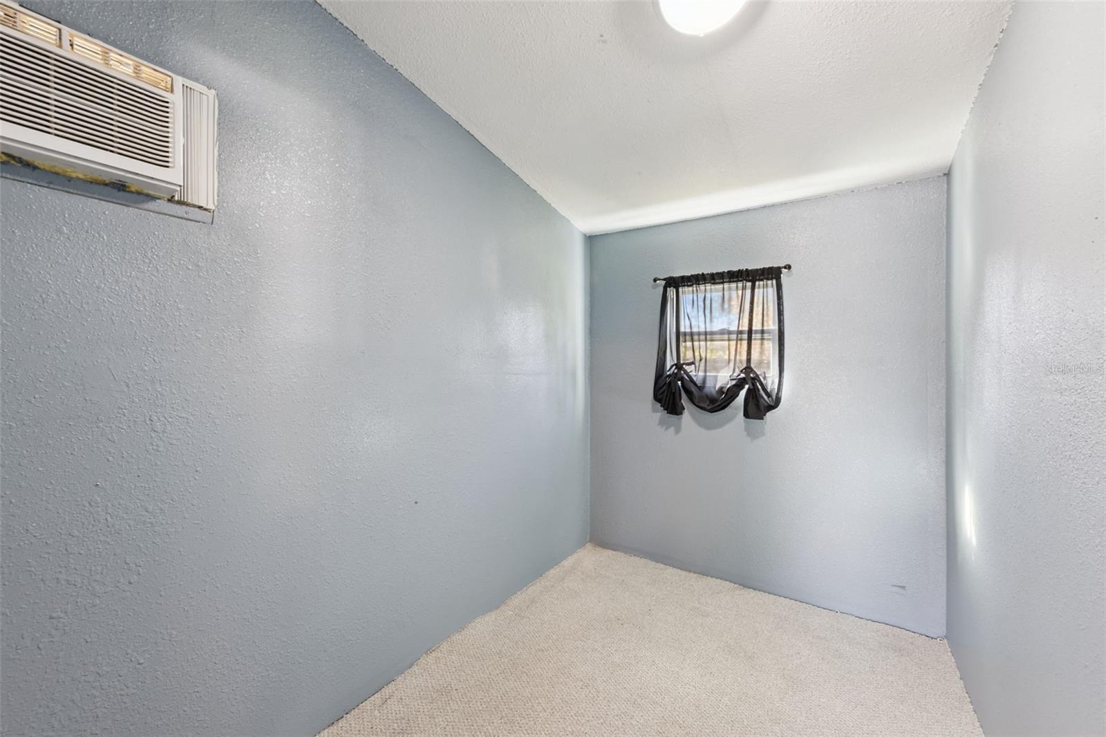 Image 11 of 37 For 962 Saxon Boulevard