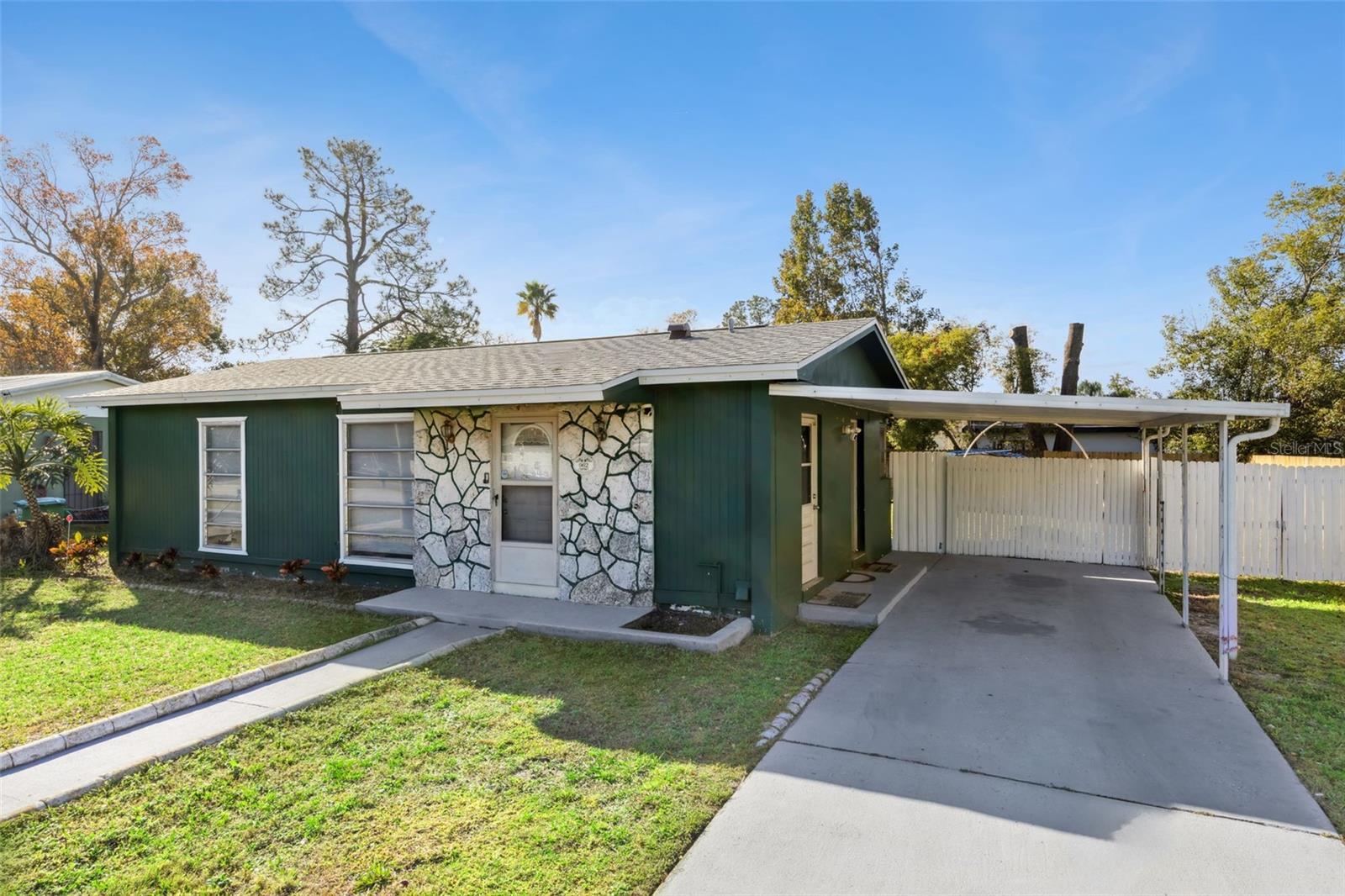 Image 3 of 37 For 962 Saxon Boulevard