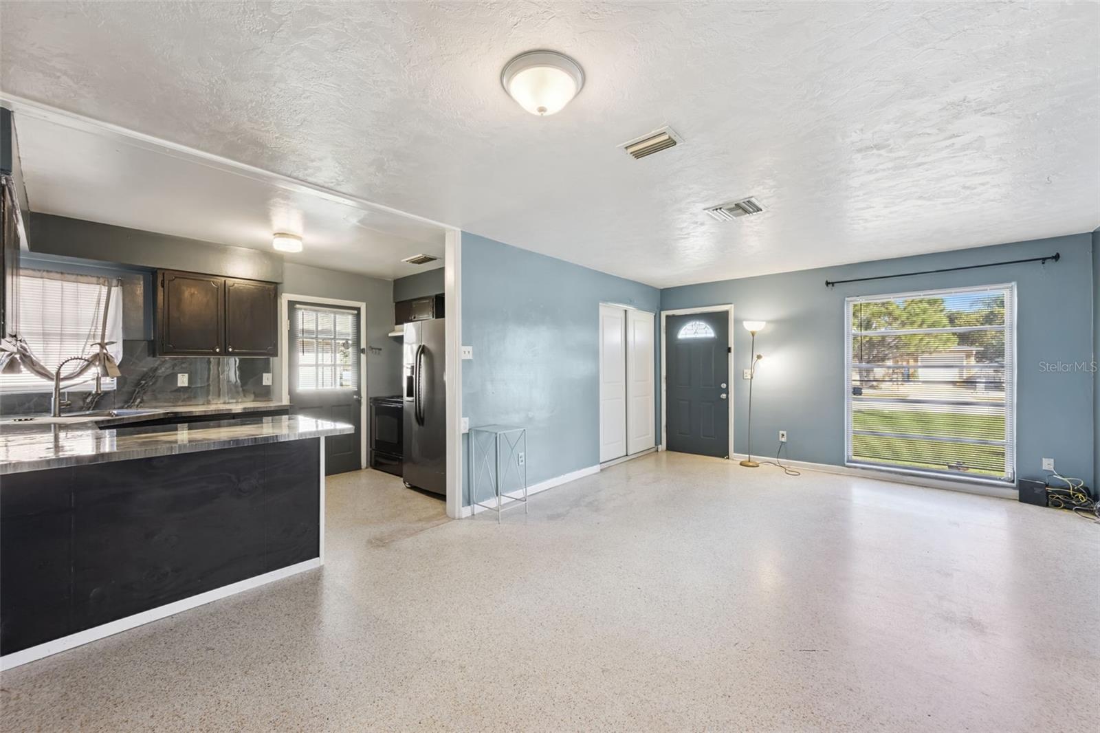 Image 6 of 37 For 962 Saxon Boulevard