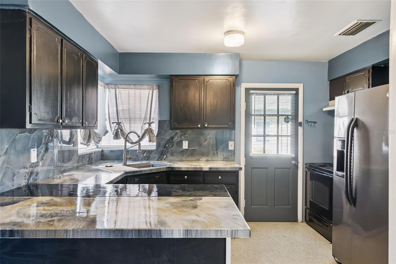 Image 7 of 37 For 962 Saxon Boulevard