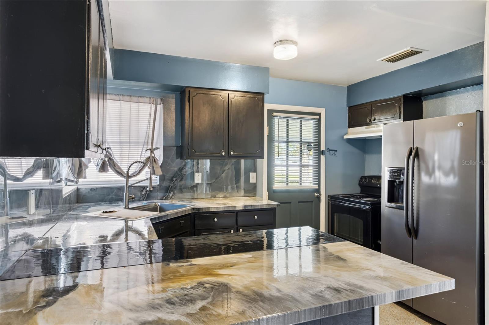 Image 8 of 37 For 962 Saxon Boulevard