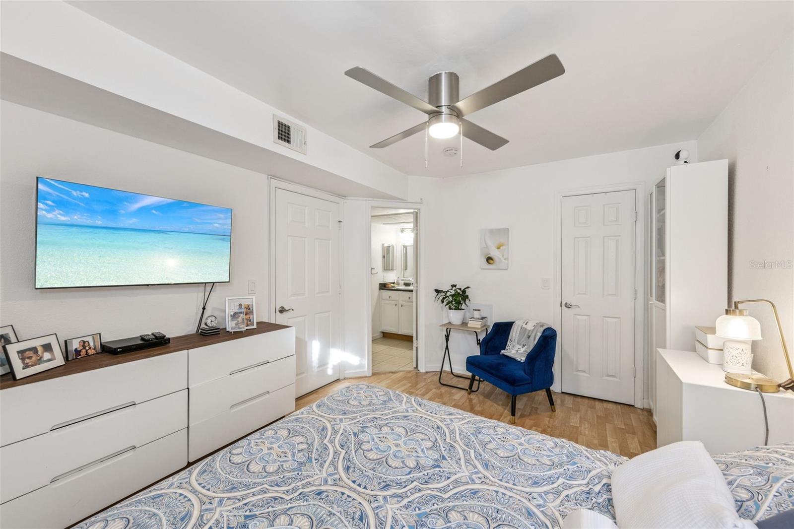 Image 10 of 12 For 415 Lakepointe Drive 103