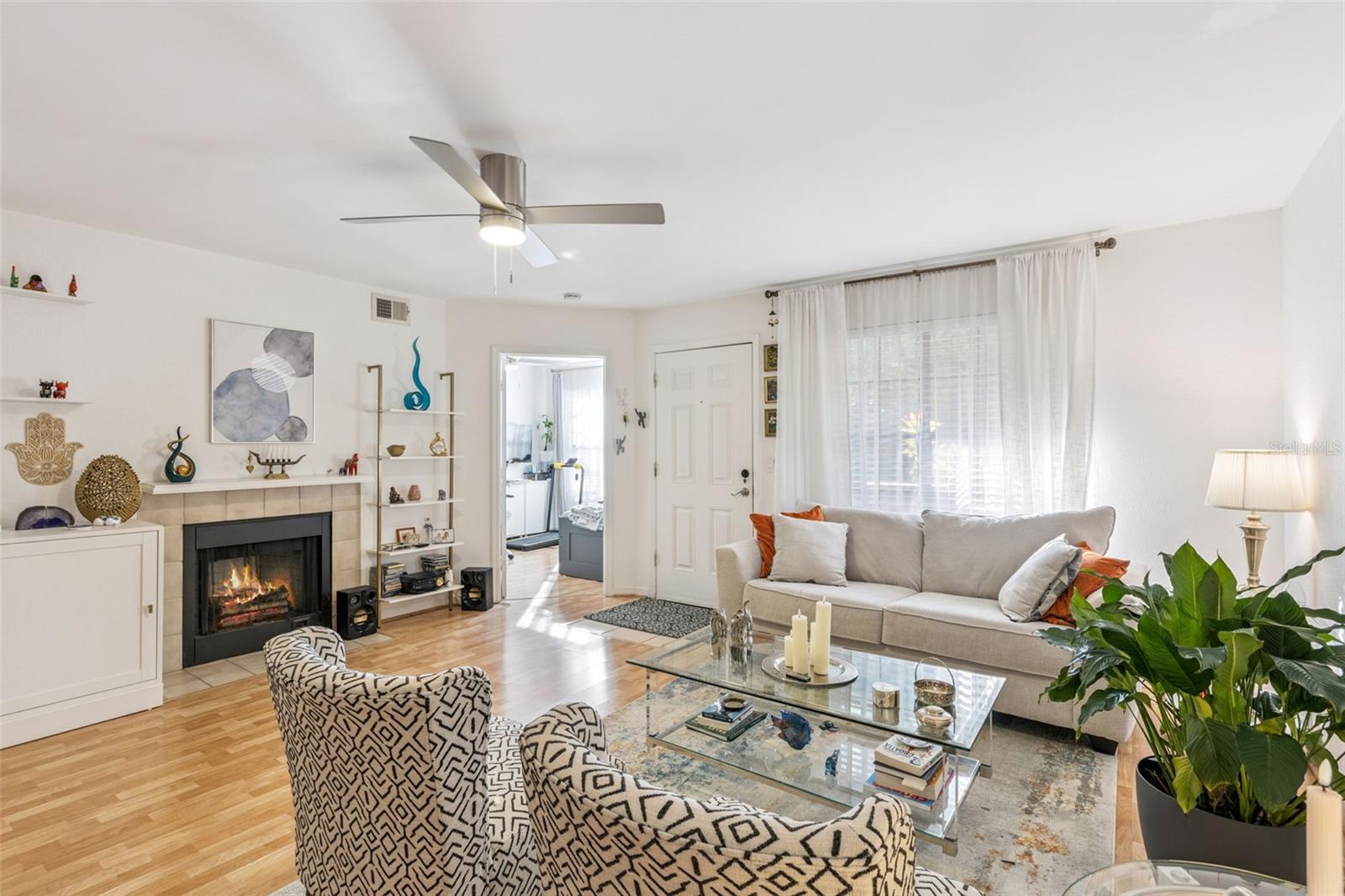 Image 5 of 12 For 415 Lakepointe Drive 103