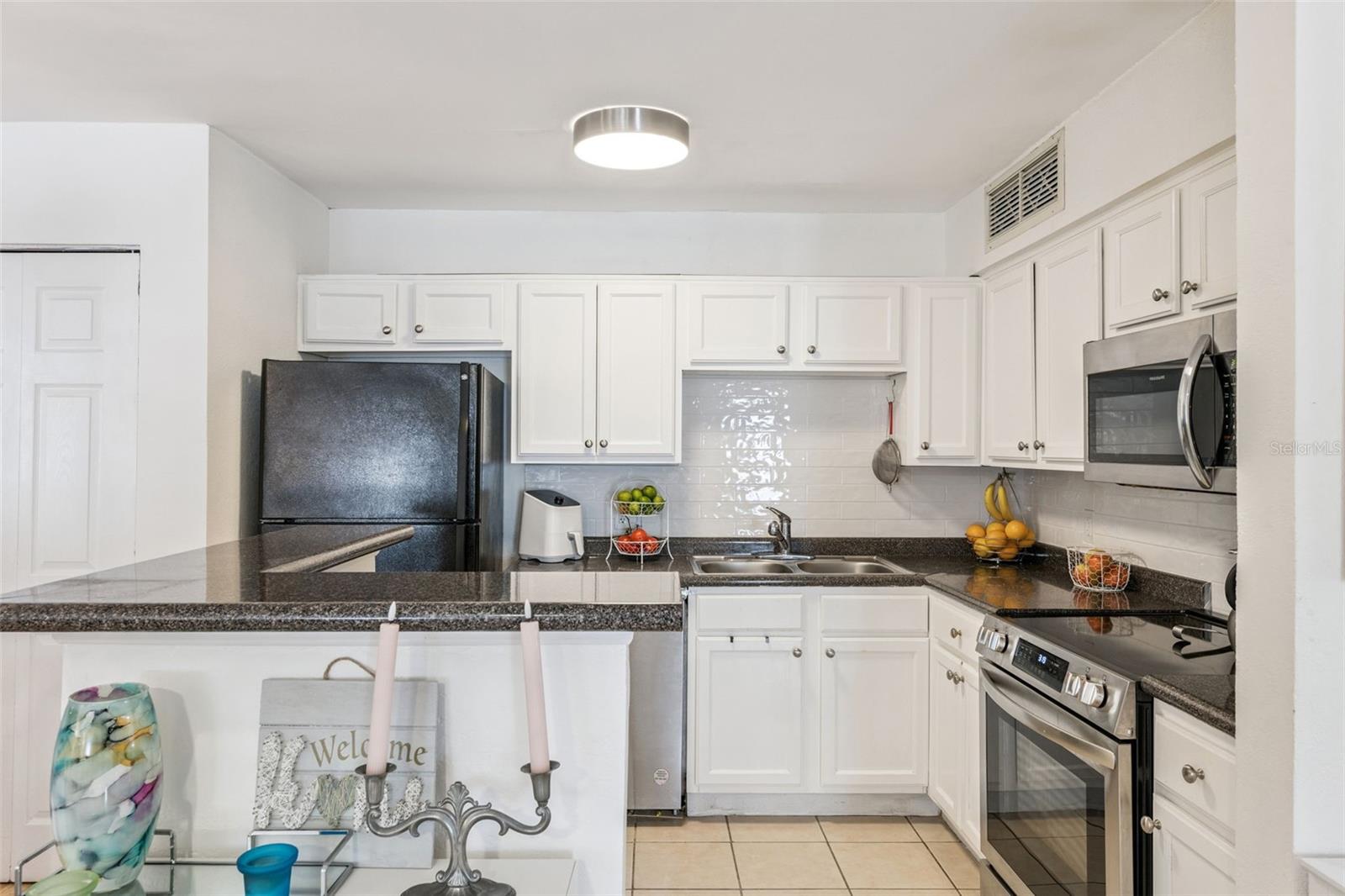 Image 7 of 12 For 415 Lakepointe Drive 103