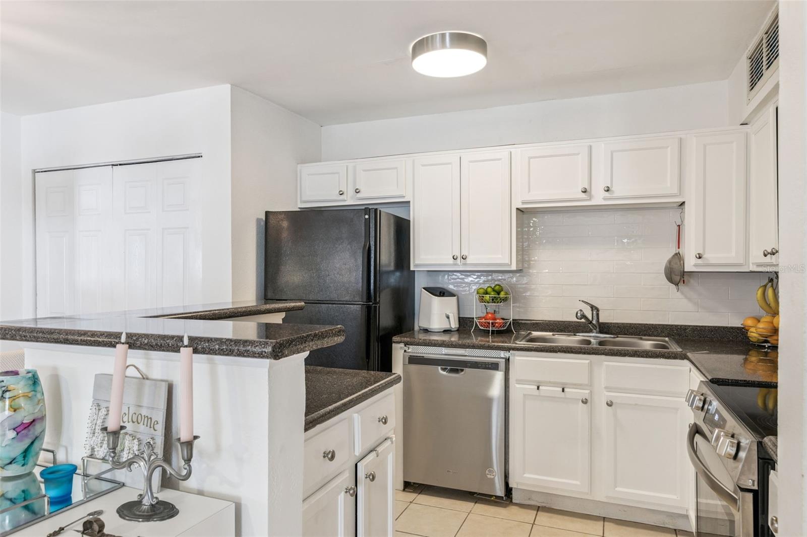 Image 8 of 12 For 415 Lakepointe Drive 103