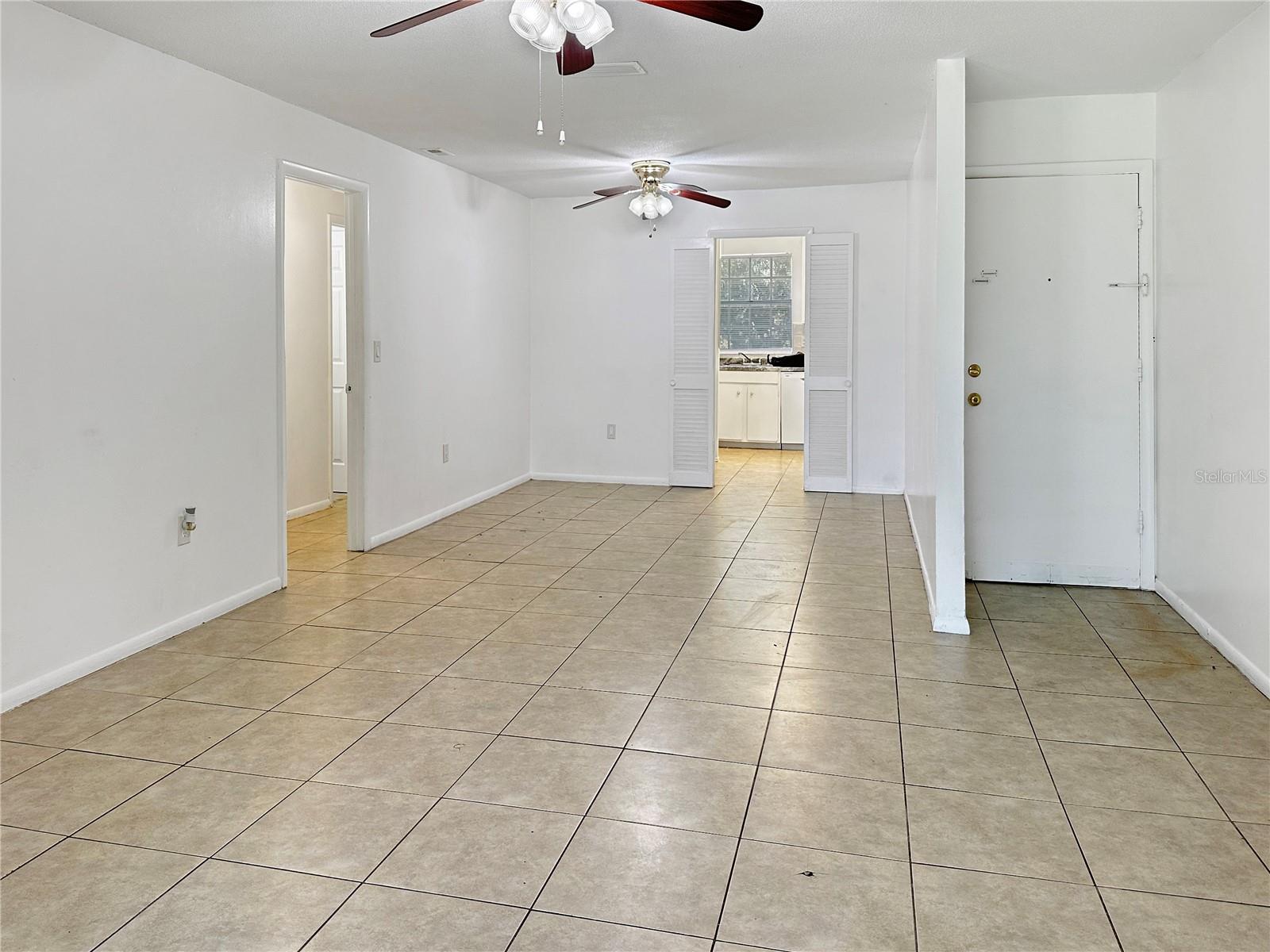 Image 11 of 19 For 508 Banyon Tree Circle 202