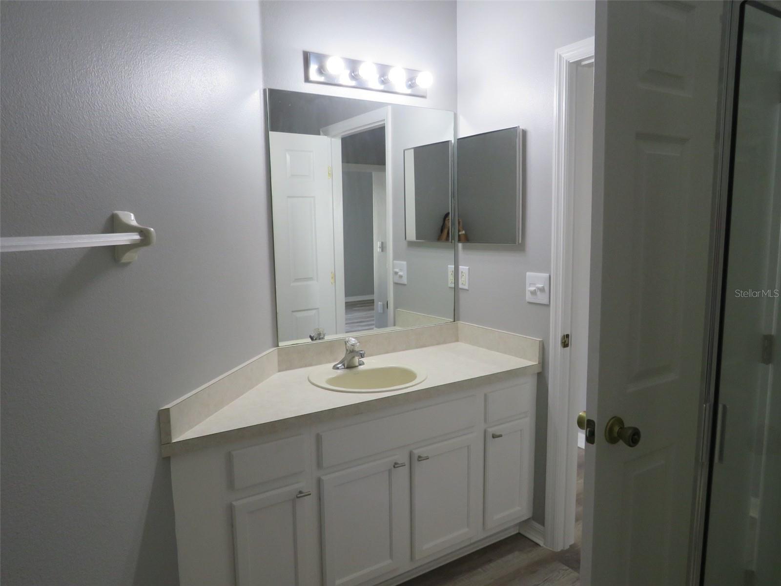 Image 19 of 41 For 16625 Palm Spring Drive