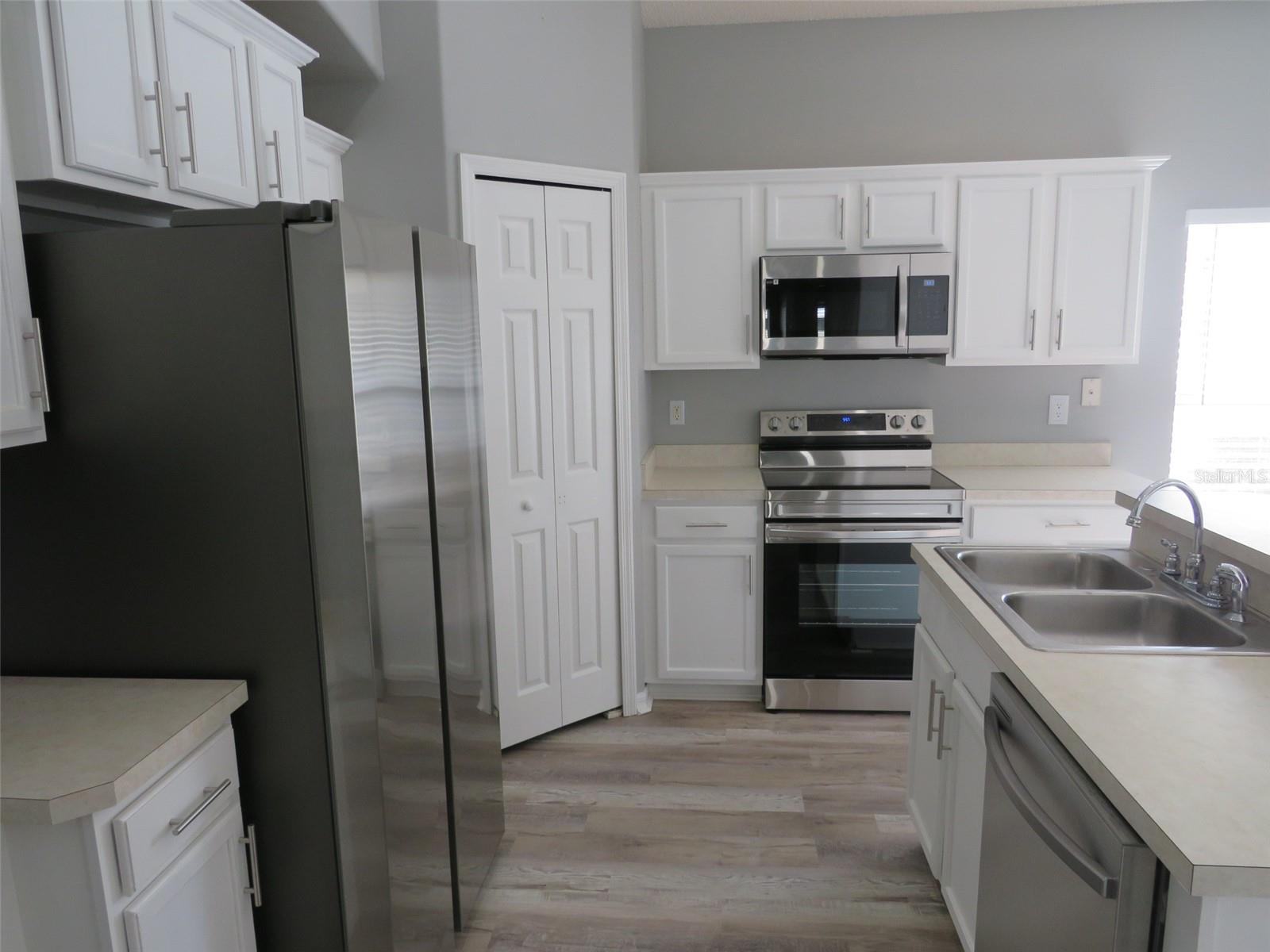 Image 9 of 41 For 16625 Palm Spring Drive