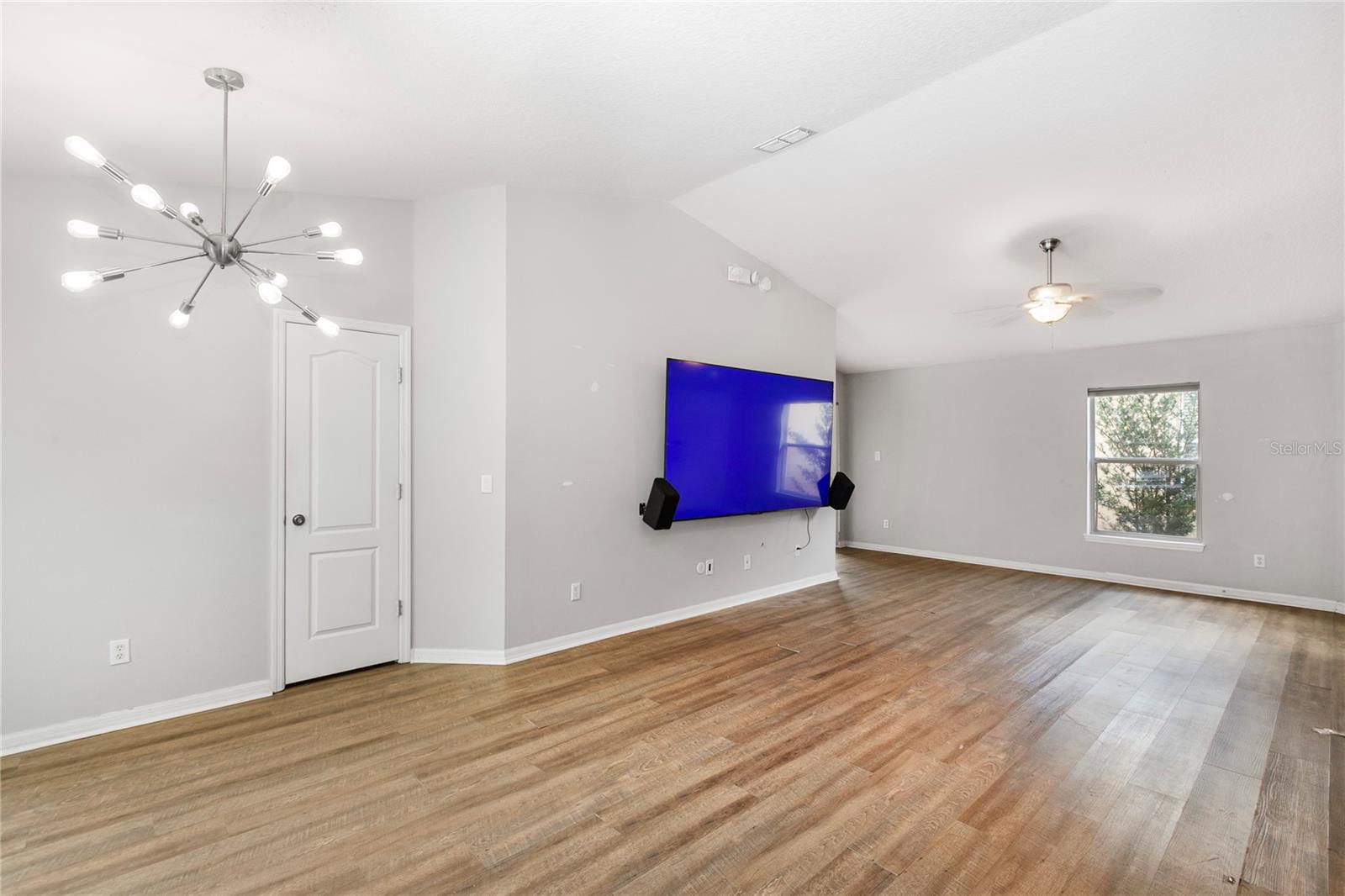 Image 5 of 22 For 1062 Royal Ridge Drive