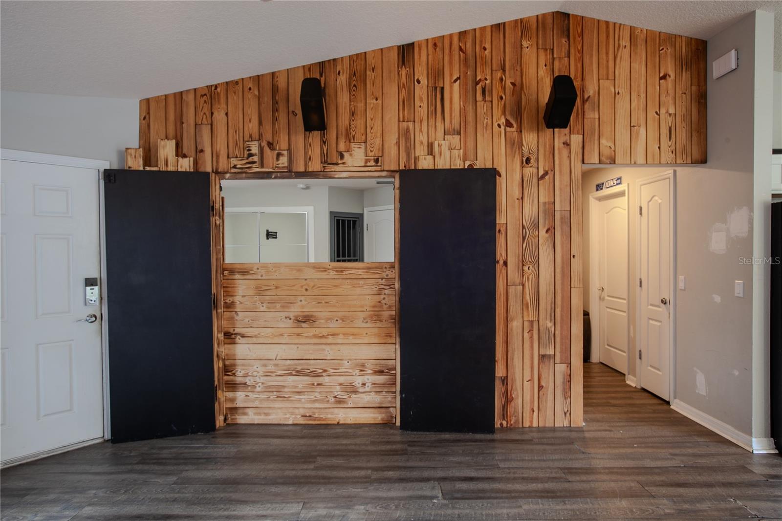 Image 8 of 22 For 1062 Royal Ridge Drive