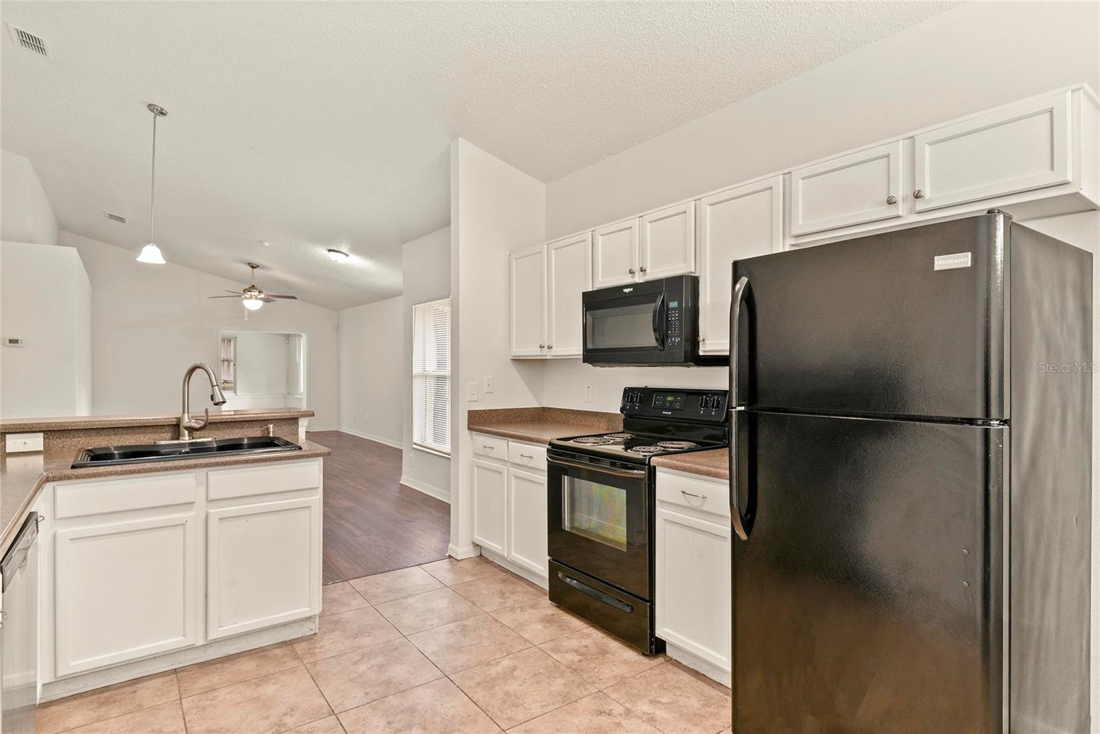 Image 12 of 29 For 333 Bay Street