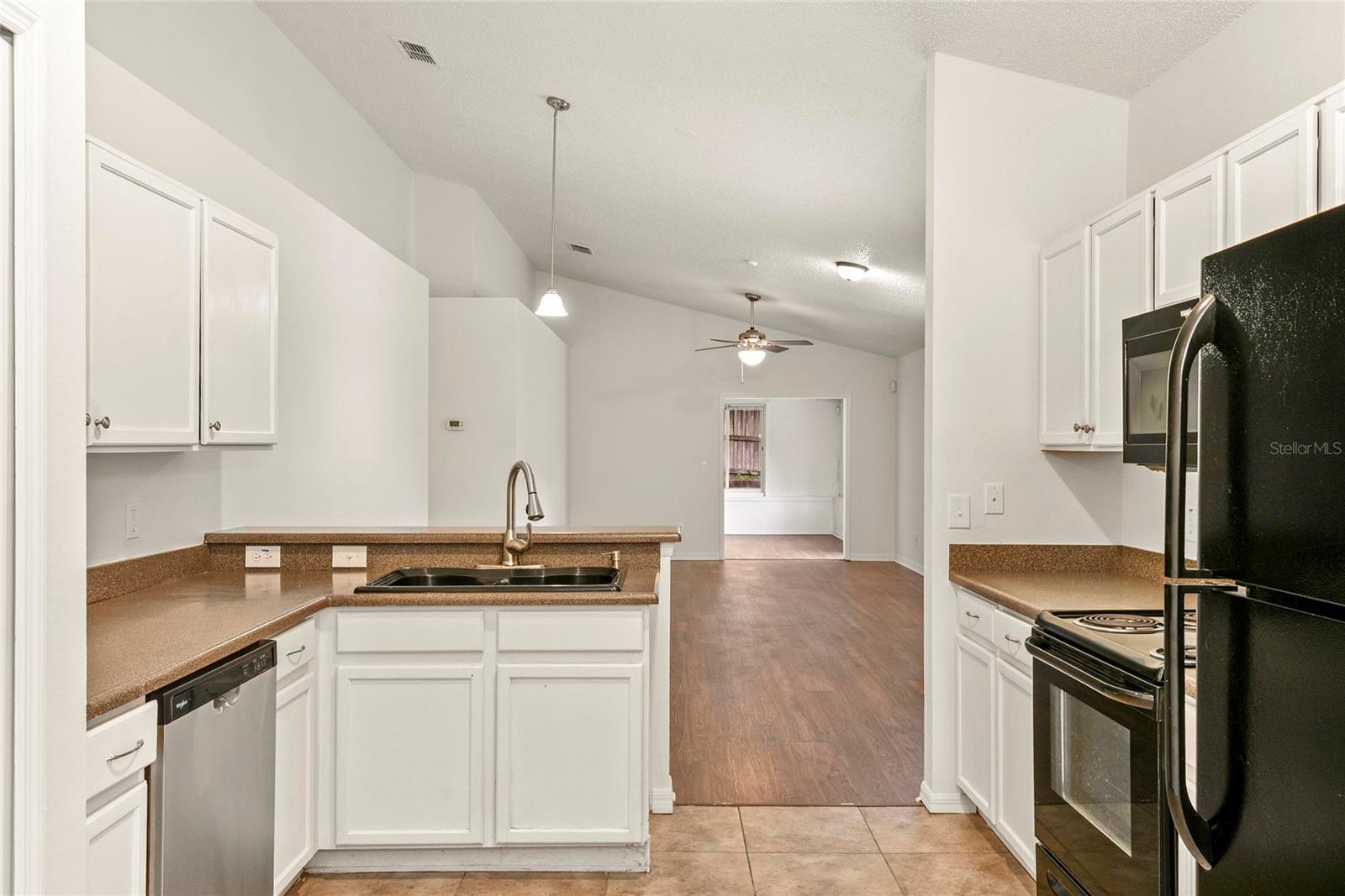 Image 13 of 29 For 333 Bay Street