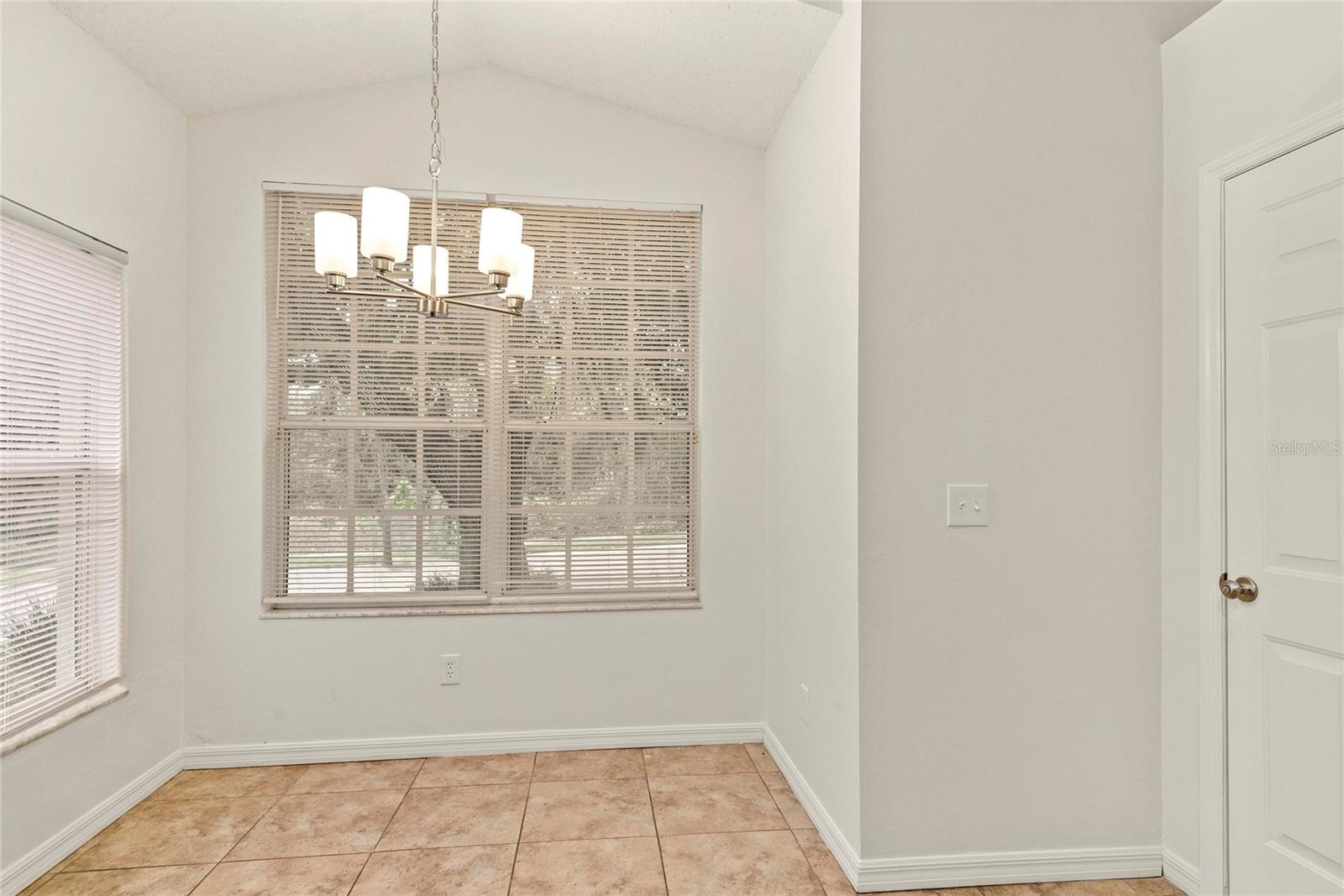 Image 14 of 29 For 333 Bay Street