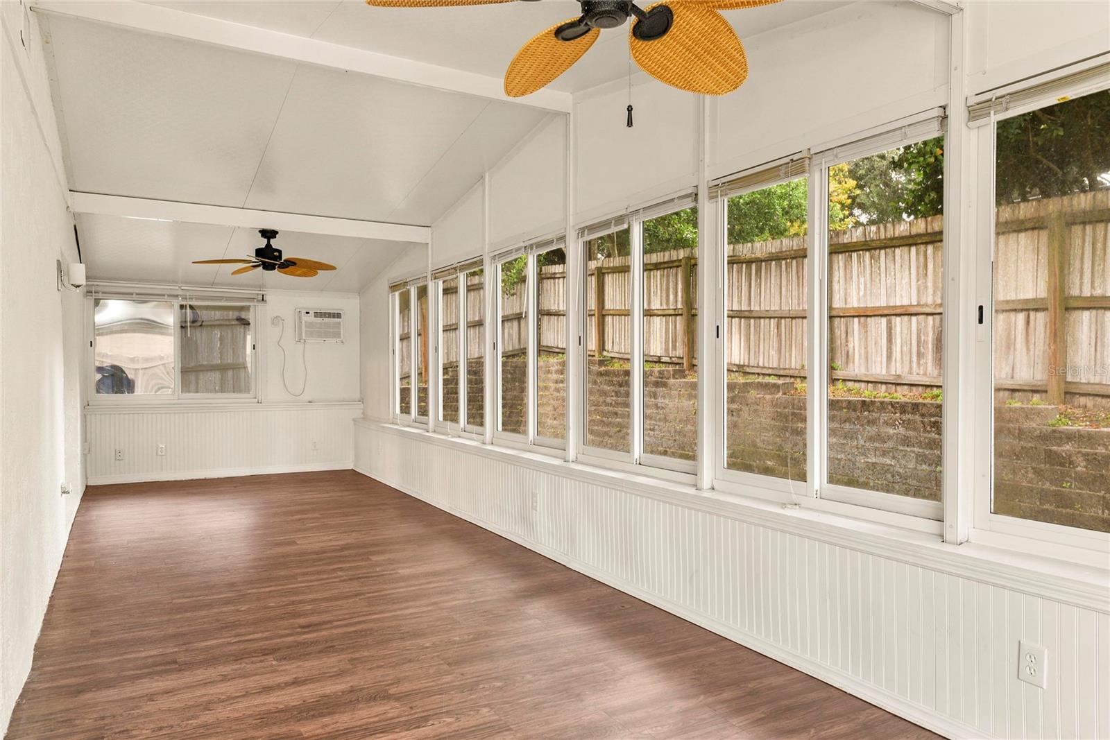 Image 15 of 29 For 333 Bay Street