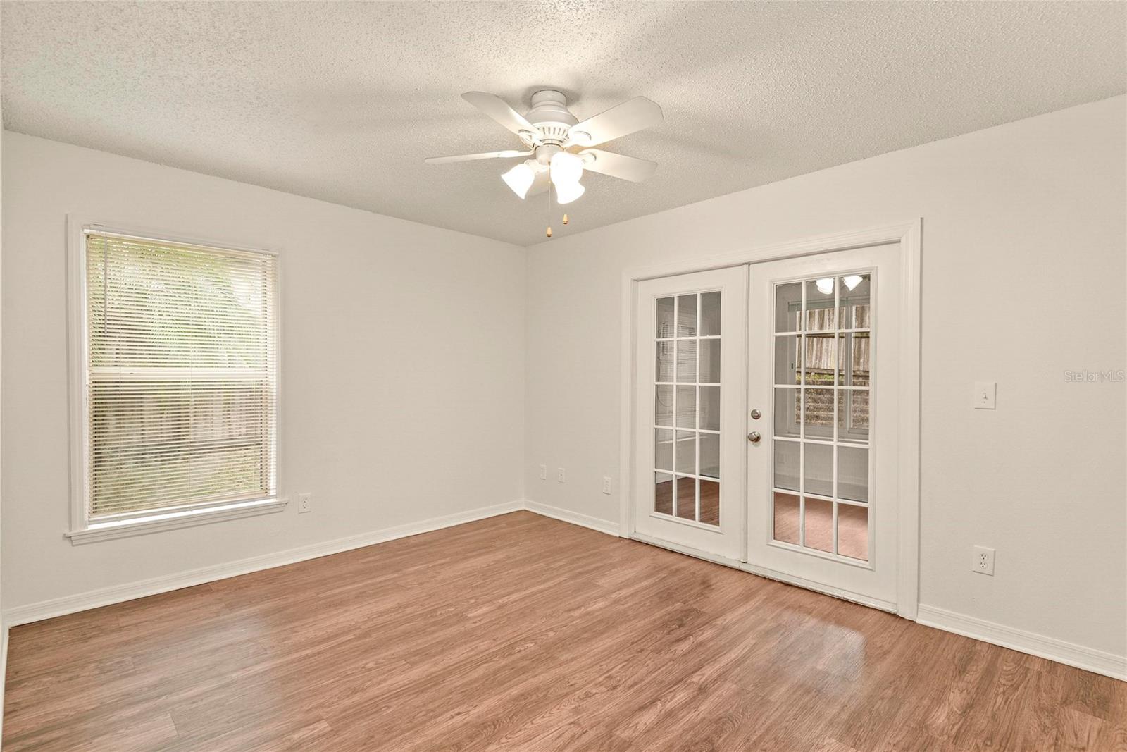 Image 18 of 29 For 333 Bay Street