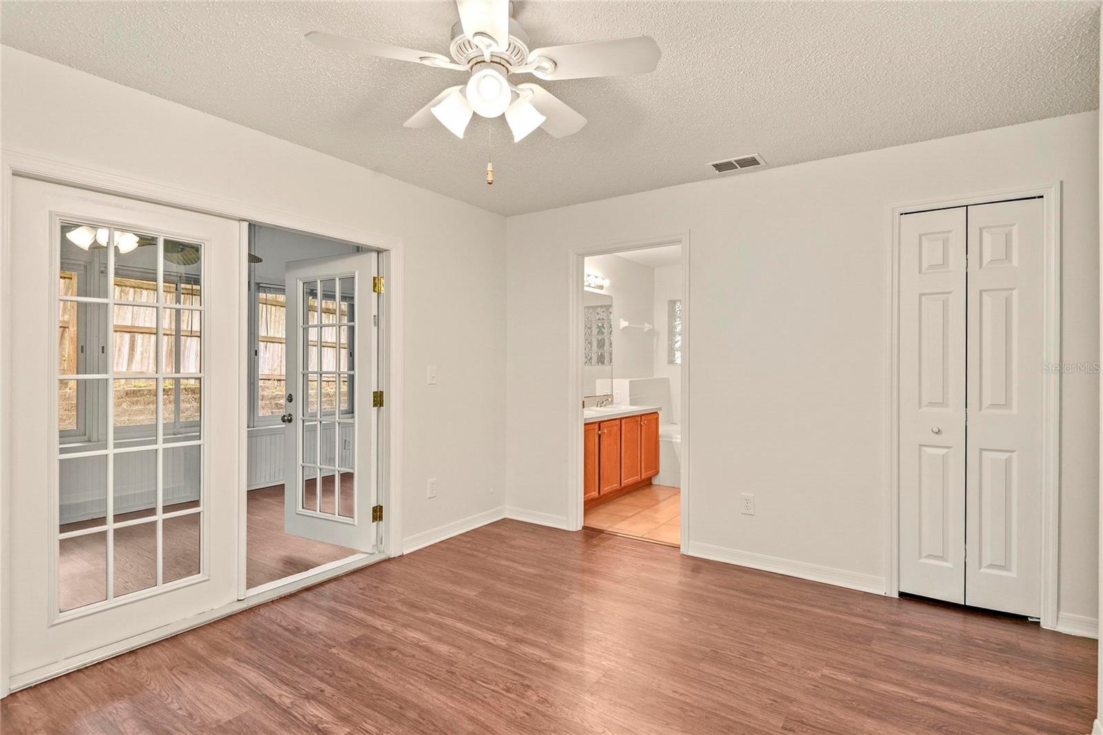 Image 19 of 29 For 333 Bay Street