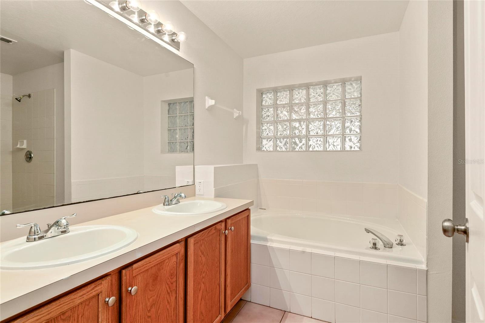 Image 20 of 29 For 333 Bay Street