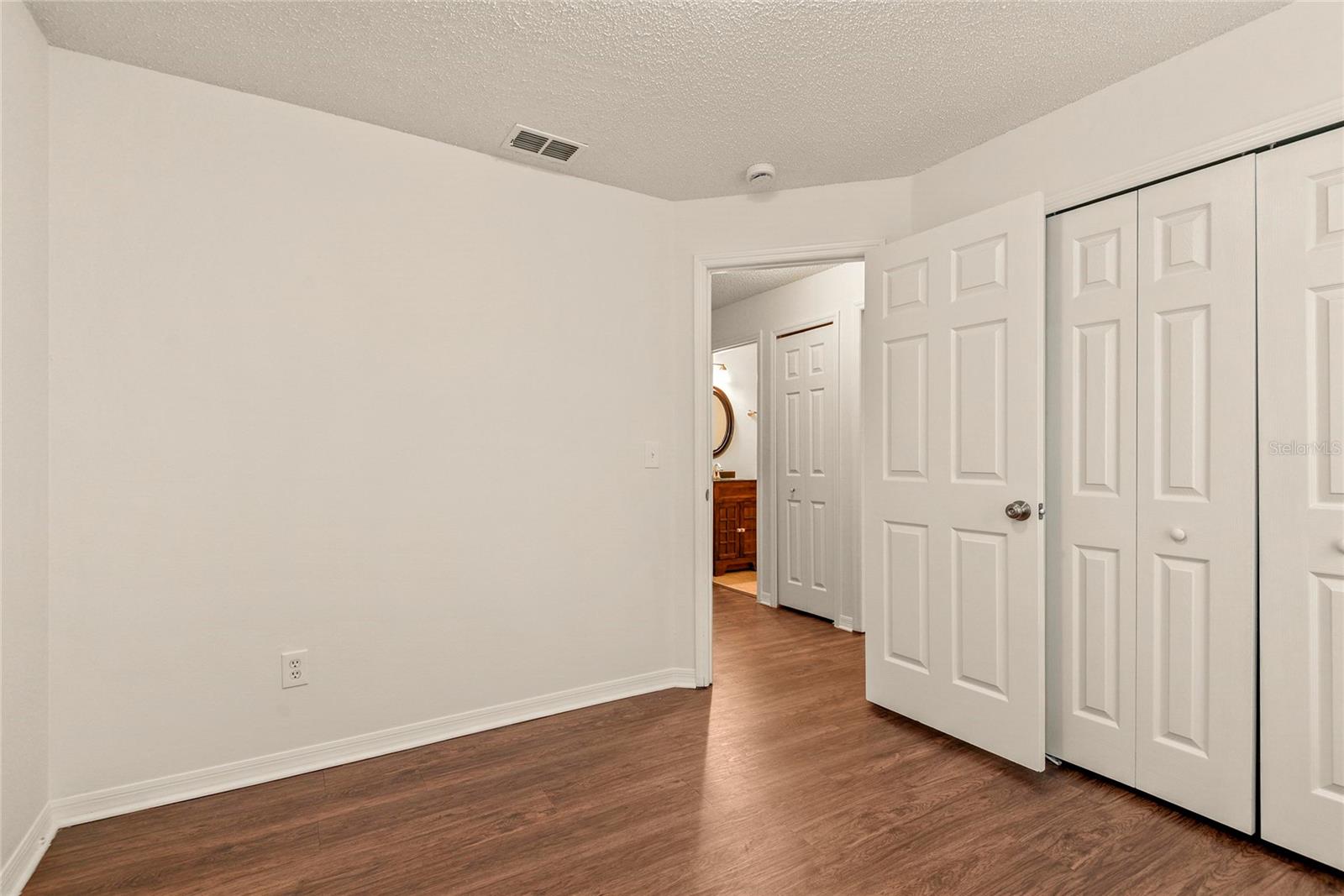 Image 23 of 29 For 333 Bay Street