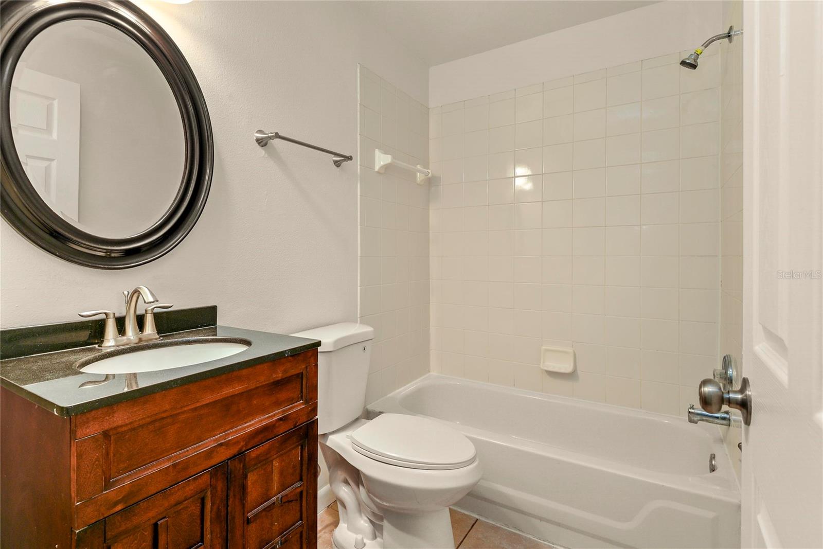 Image 26 of 29 For 333 Bay Street