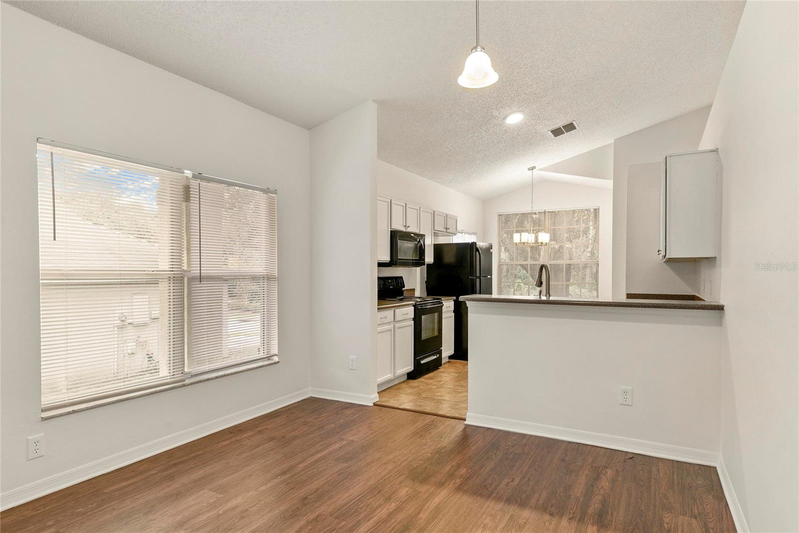 Image 9 of 29 For 333 Bay Street