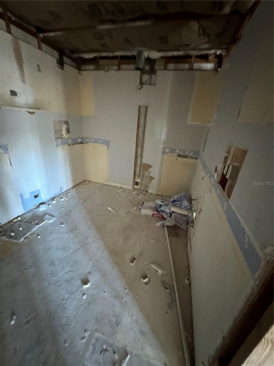 Image 11 of 27 For 1920 Woodcrest Drive 9