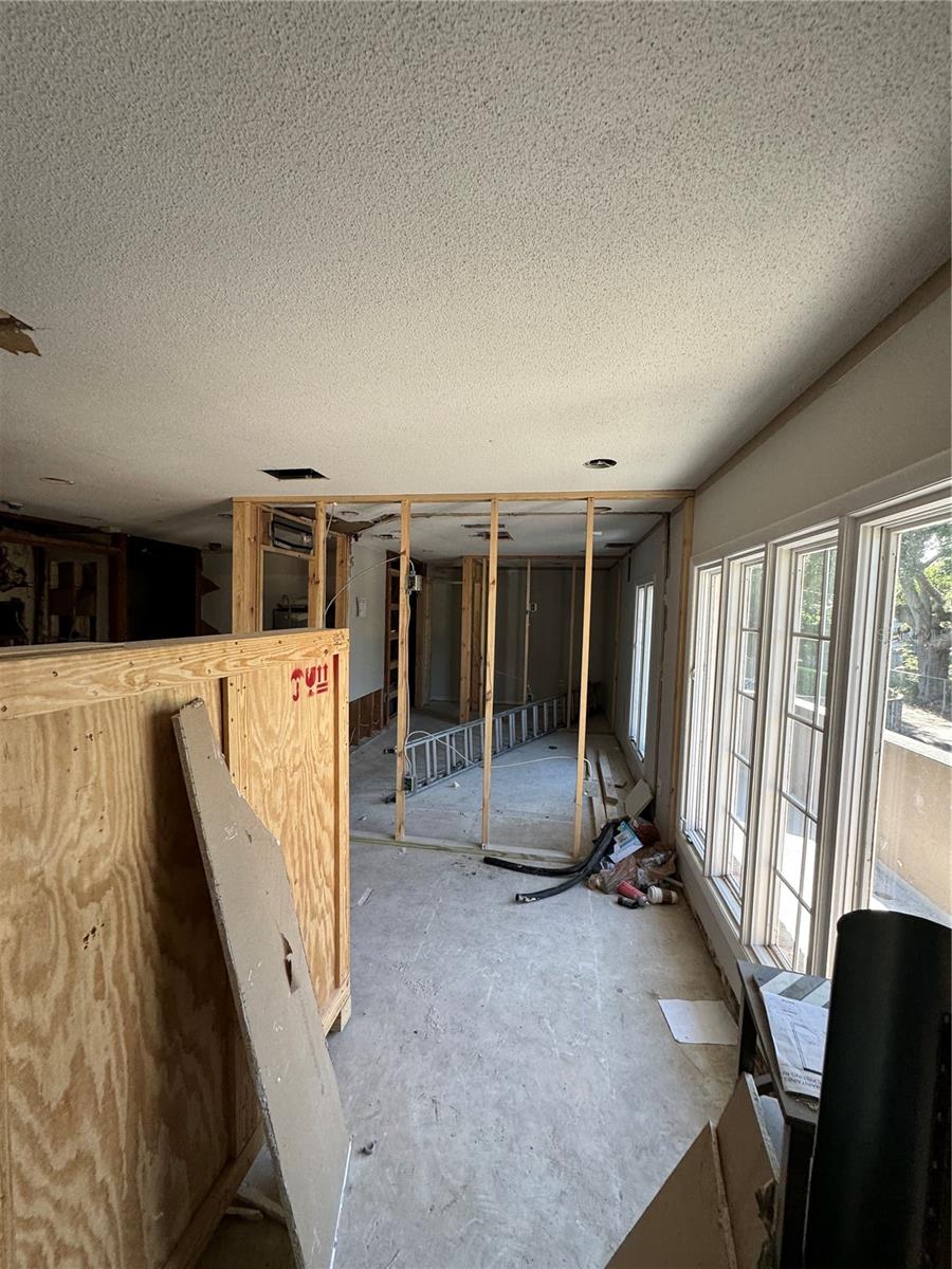 Image 13 of 27 For 1920 Woodcrest Drive 9