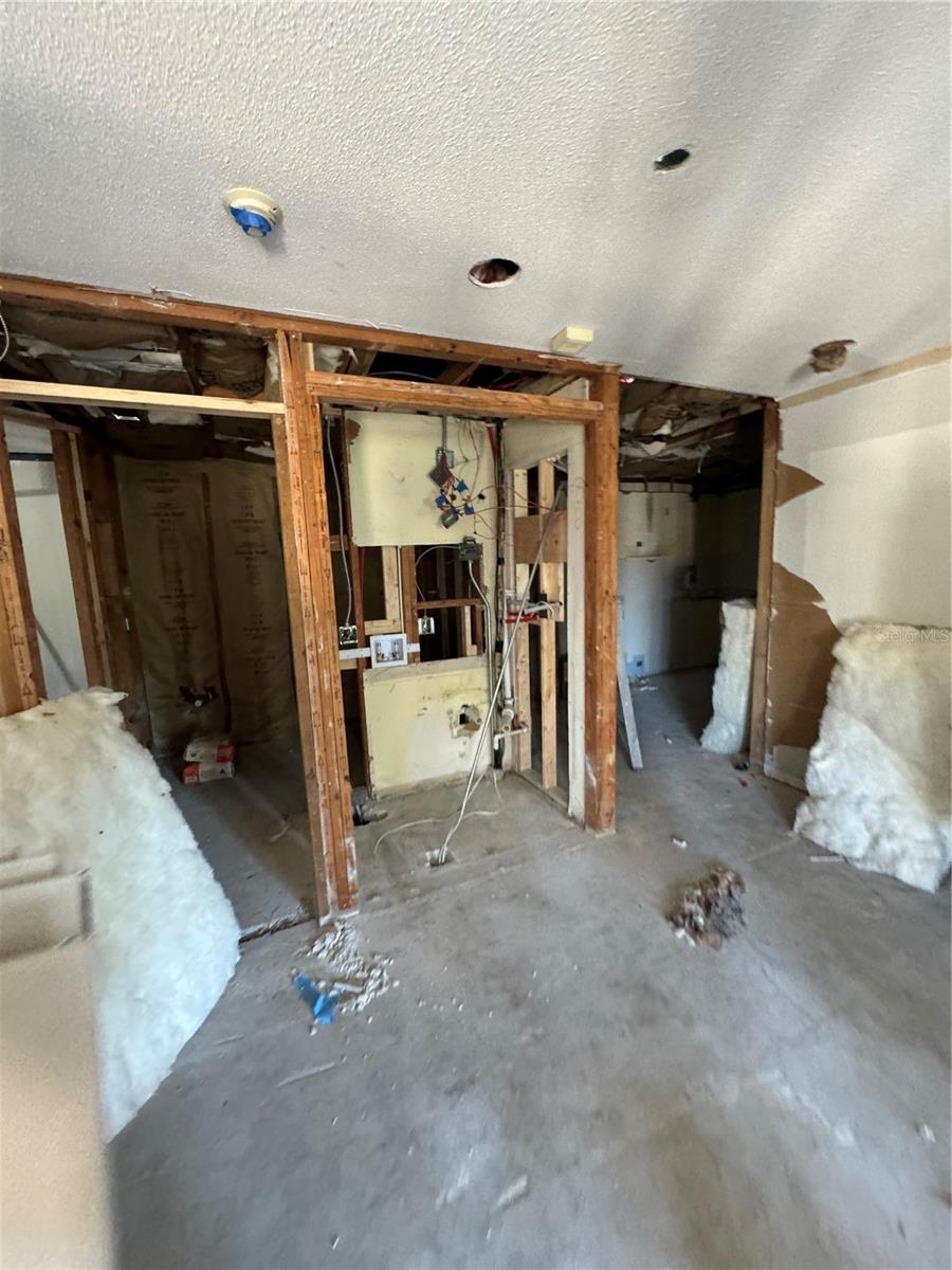 Image 15 of 27 For 1920 Woodcrest Drive 9