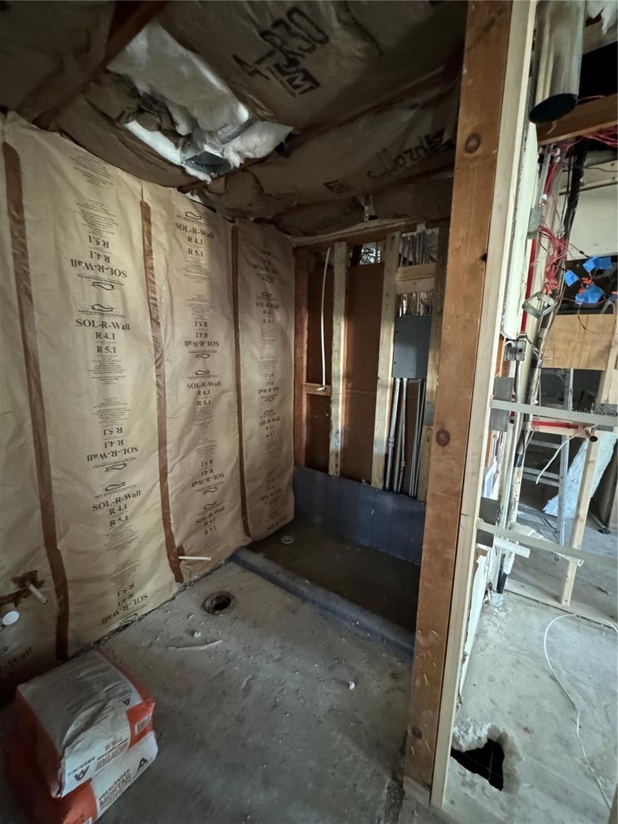 Image 19 of 27 For 1920 Woodcrest Drive 9