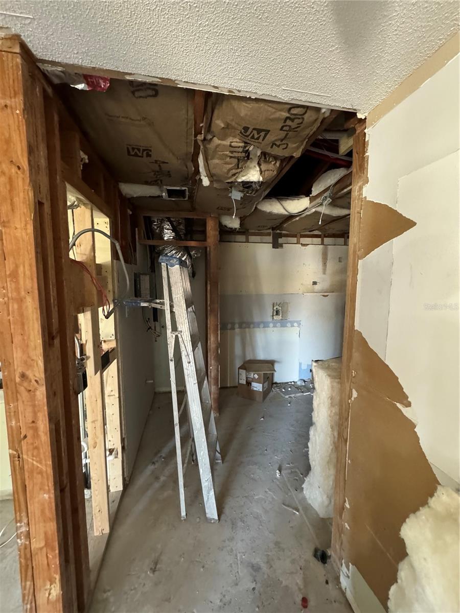 Image 21 of 27 For 1920 Woodcrest Drive 9