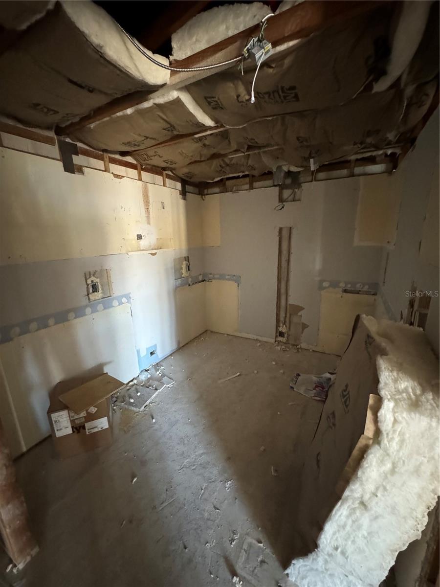 Image 22 of 27 For 1920 Woodcrest Drive 9