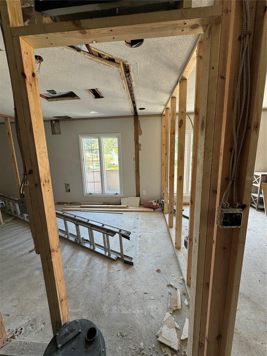 Image 23 of 27 For 1920 Woodcrest Drive 9