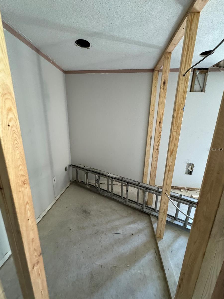 Image 26 of 27 For 1920 Woodcrest Drive 9