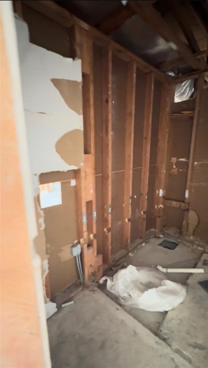 Image 6 of 27 For 1920 Woodcrest Drive 9