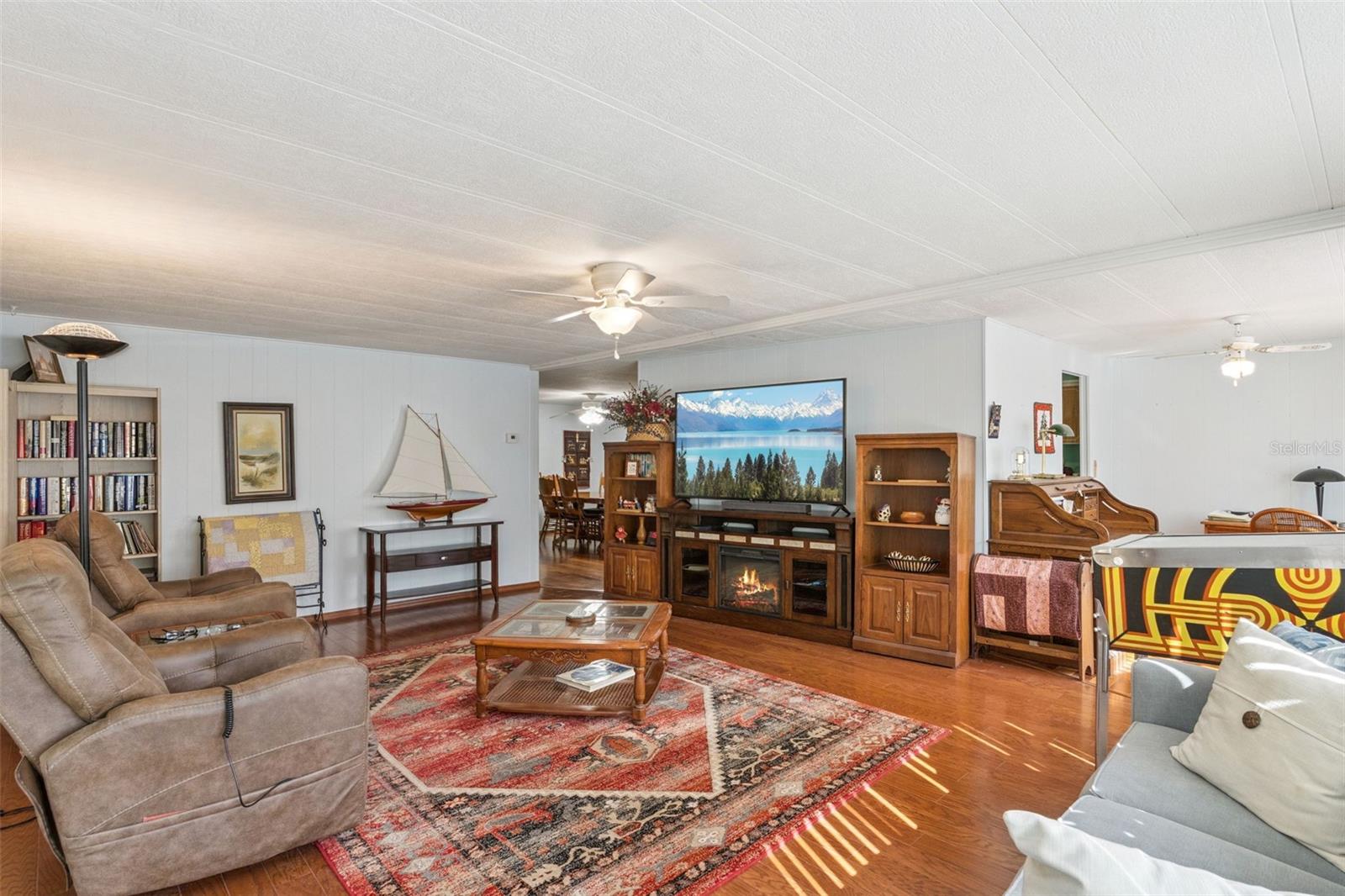 Image 14 of 42 For 221 Pinewood Drive