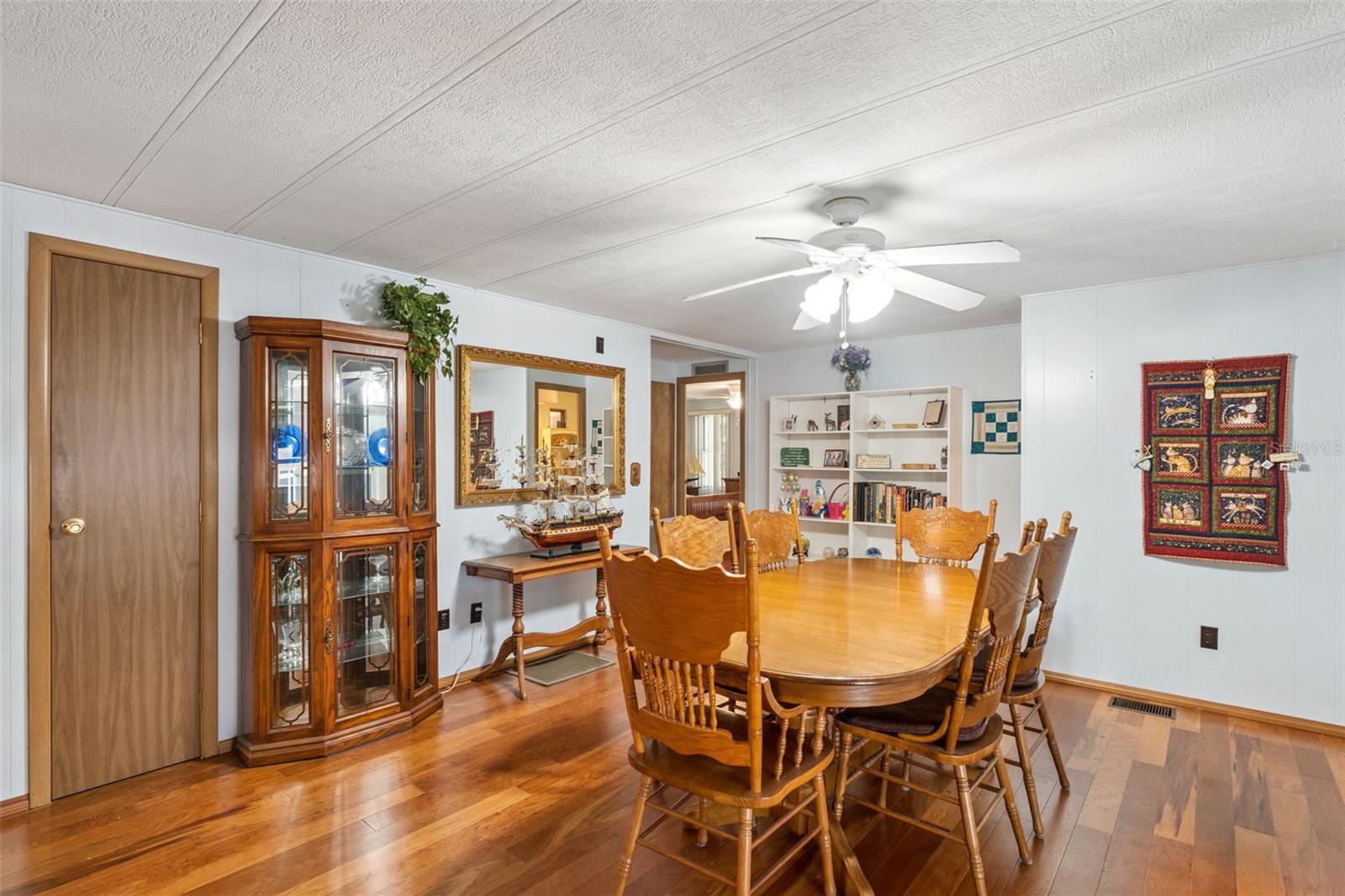 Image 5 of 42 For 221 Pinewood Drive