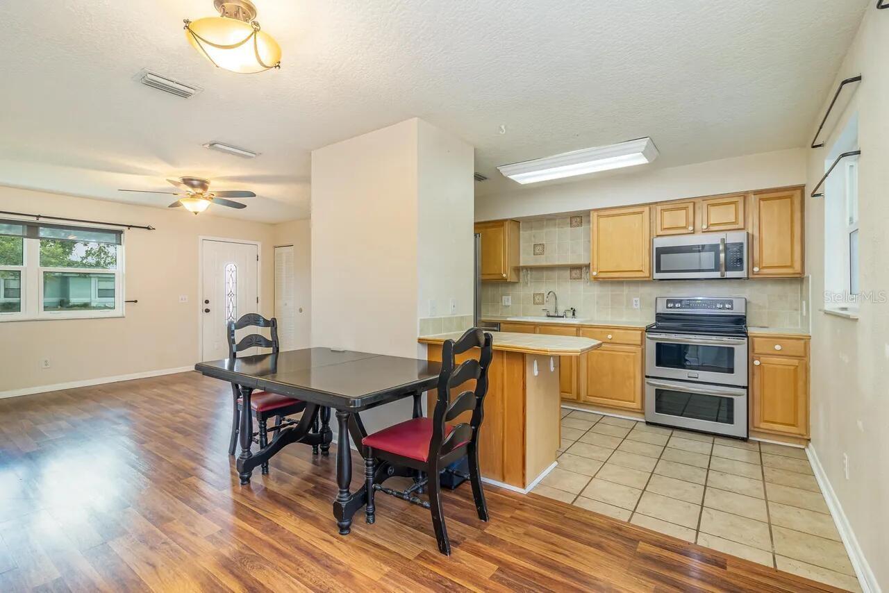 Image 5 of 17 For 1399 Helliwell Street Nw