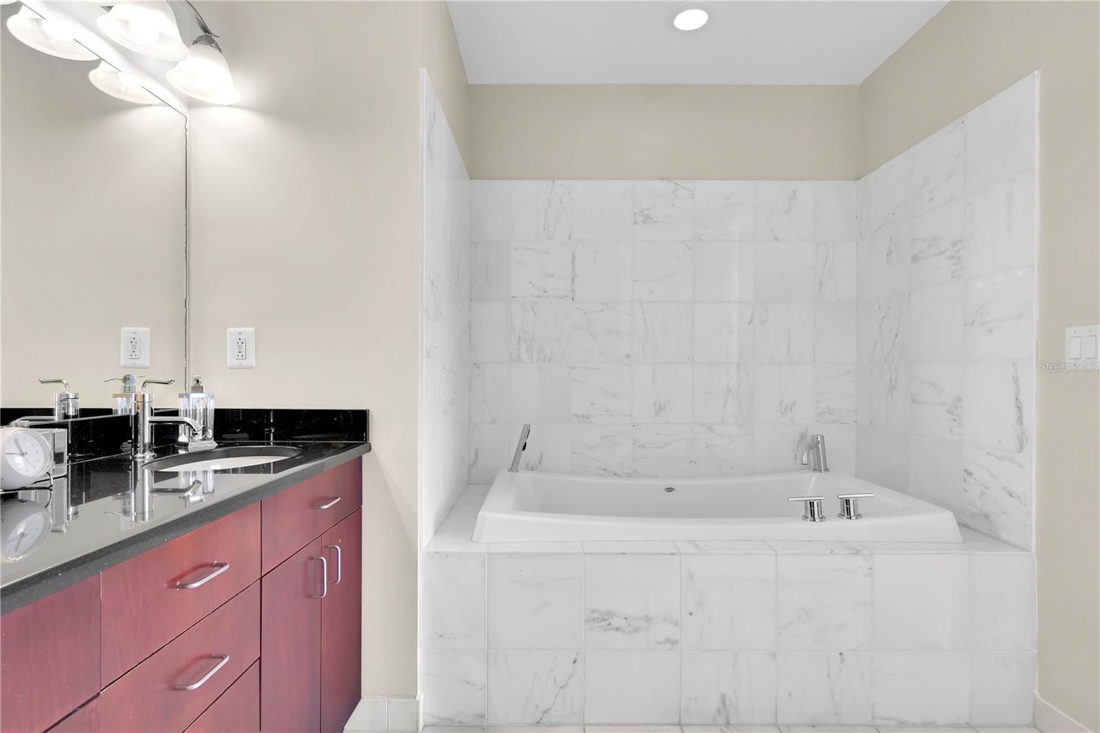 Image 36 of 61 For 150 Robinson Street 2002