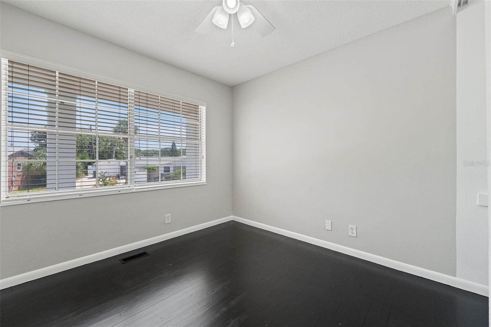 Image 27 of 37 For 47 Kathy Drive