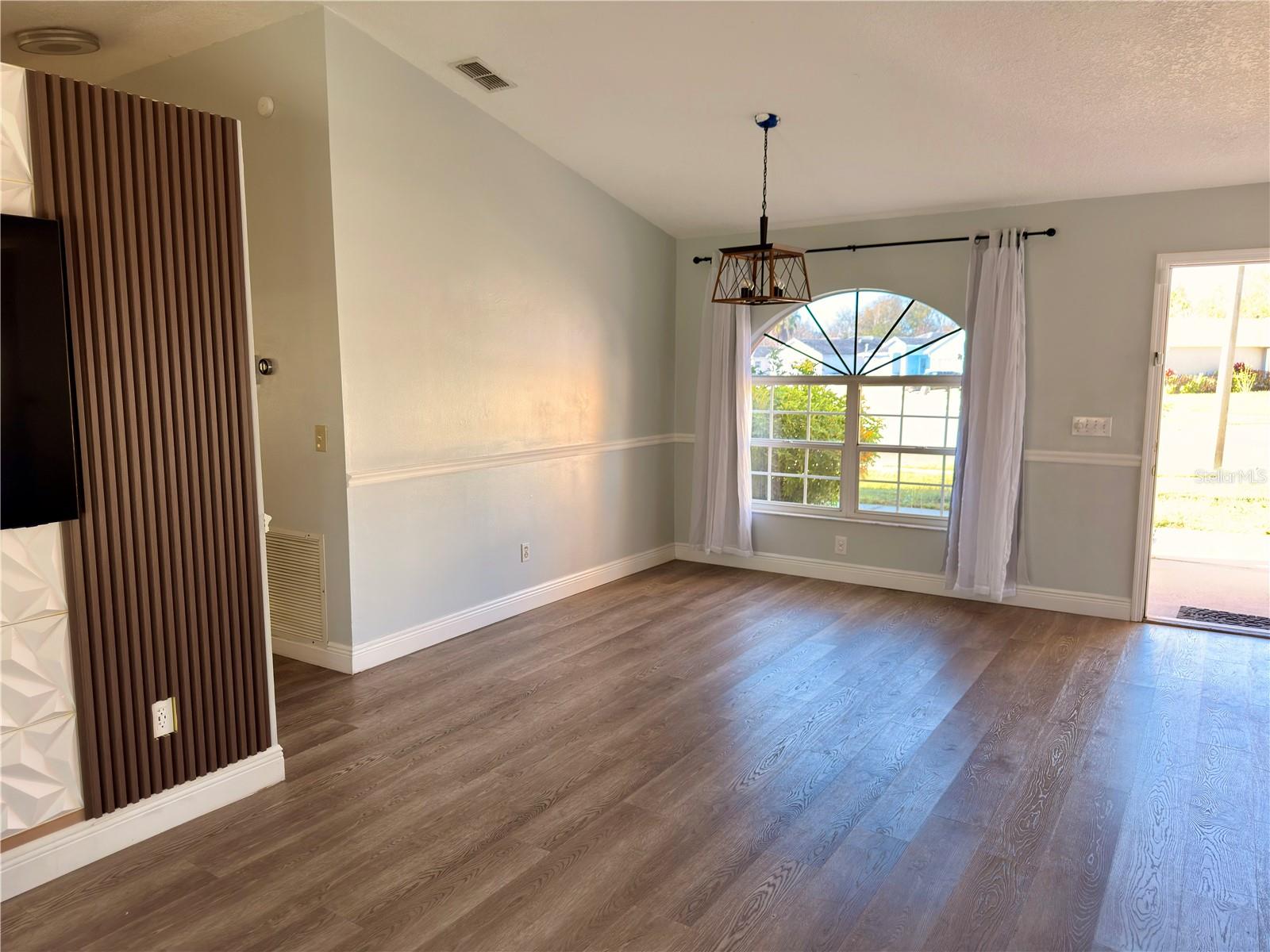 Image 6 of 28 For 5213 Heatherstone Court