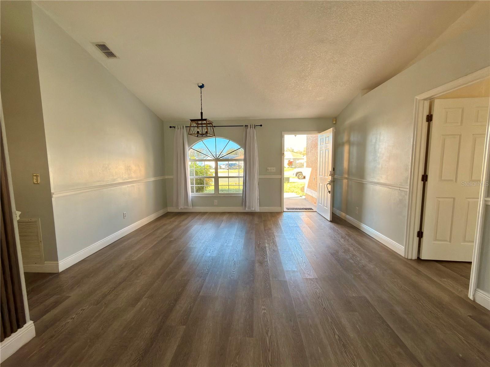 Image 7 of 28 For 5213 Heatherstone Court