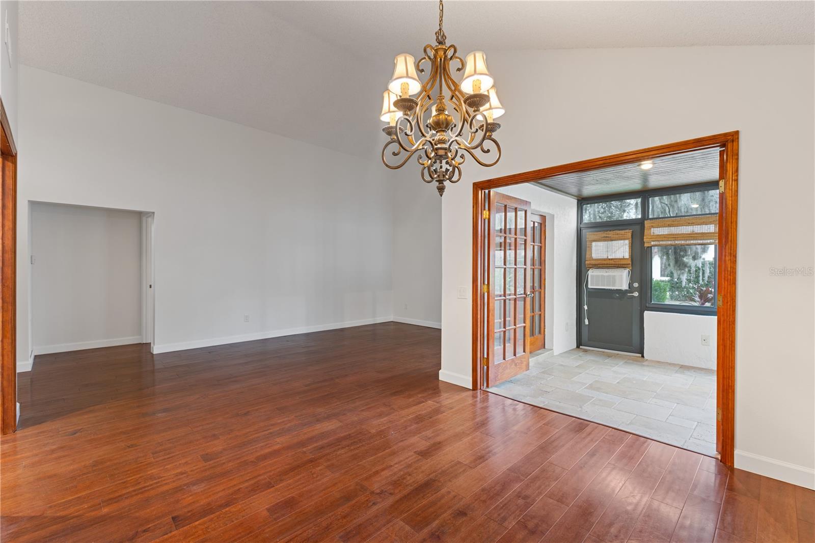 Image 7 of 21 For 7423 Elsworth Court