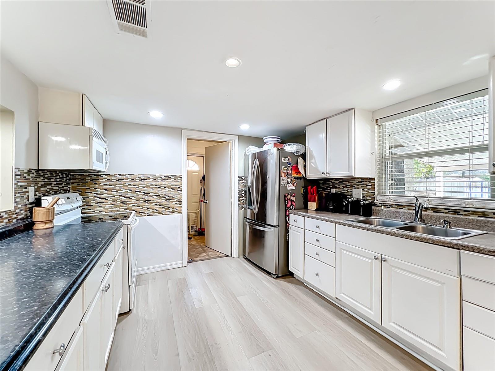 Image 13 of 36 For 2551 El Portal Avenue