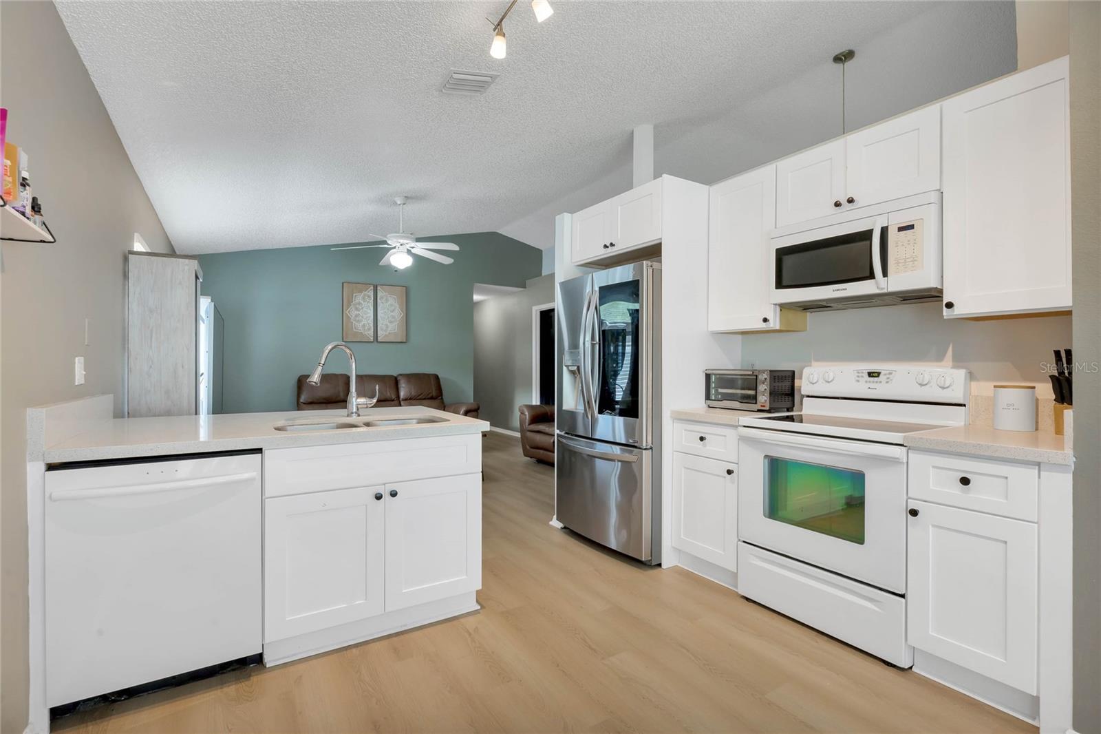 Listing photo id 8 for 2308 Donegan Place