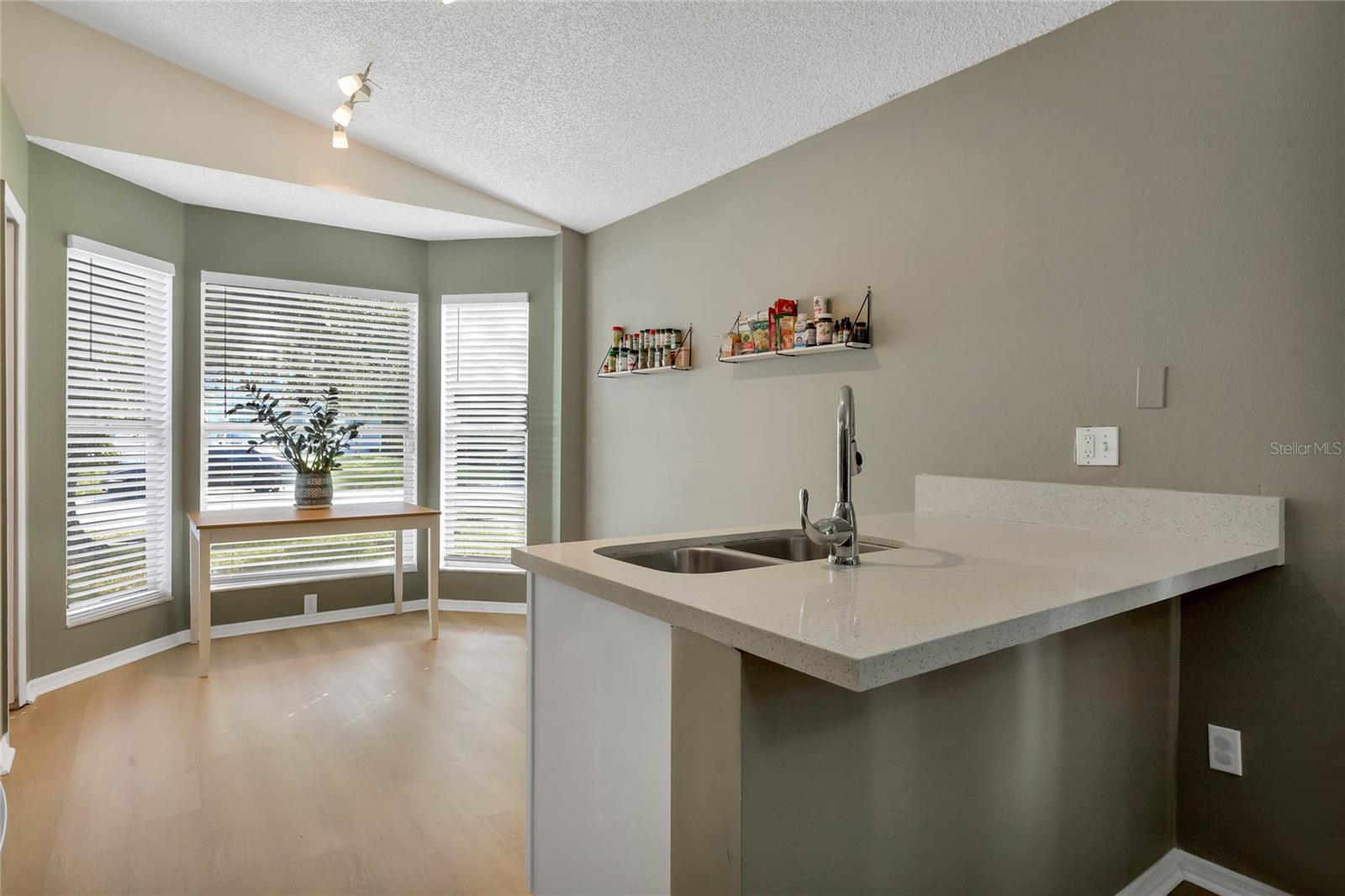 Listing photo id 10 for 2308 Donegan Place